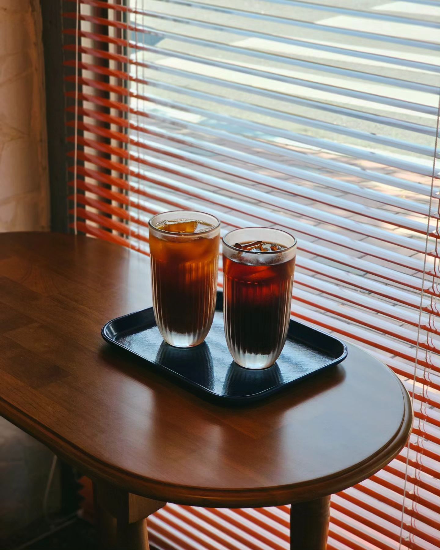 햇살맛집 커피맛집 속초 이아이아오 로스터스🌟
⠀
⠀
⠀
☕콜드브루(4.5)
☕에어로프레스-싱글오리진(5.0)
🥧키쉬-랍스터케이크(7.0)
⠀
⠀
⠀
낮은 1층 짜리 주택, 쨍한 초록색 기와지붕 밑에 COFFEE라고 써있는 현수막 때문인지 시골의 소박한 슈퍼를 보는 것 같다😊 속초의 이아이아오는 스몰배치 로스터리 카페로 신선한 로스팅 커피를 맛볼 수 있는 로스터리 카페이다.☕
⠀
⠀
이곳의 브루잉 커피는 에어로프레스와 프렌치프레스를 사용한다. 핸드드립 필터커피는 자주 봤지만 프레스를 사용하는 곳은 처음이라 개인적으로 신기했다😯 싱글오리진(자두,블루베리,얼그레이,오렌지,체리)원두를 에어로프레스로 내린 커피는 굉장히 산뜻하고 다양한 산미가 느껴졌다😋 콜드브루 커피 역시 아주 부드럽고 깔끔했다.
⠀
⠀
커피를 주문해 먼저 마시고 있는데 마침 키쉬가 구워져 나와서 참지못하고 랍스터 집게살이 올라가 있는 랍스터케이크 키쉬를 하나 주문했다. 키쉬는 달걀을 주재료로 한 프랑스 가정식 파이의 종류인데 해산물의 풍미와 후추향이 느껴지는 파이가 매력있었다. 짭짤하고 바다향 나는 파이라 요기할 때 좋을 듯한 디저트😋💕
⠀
⠀
이아이아오는 입구에서 실내슬리퍼로 갈아신고 들어가야해서 왠지 모르게 더 정겨운 느낌이다.🏠😌🎐 블라인드와 커튼 사이로 들어오는 햇살이 유난히 예뻐보이는 공간이다. 마당에 꽤 큰 나무가 있어서 나뭇잎 사이를 통과해 들어오는 햇살무늬가 저절로 감성적 무드를 만들어주는 것 같다. 예쁜 마당에 살고 있는 고양이들도 너무 귀여웠다.🥹💘 최고의 힐링타임..🥹🩷🩷 10월 초 방문했을 때의 사진이라 단풍이 들기전 모습인데 단풍 든 후의 모습도 예쁠 것 같다.
⠀
⠀
원두나 드립백도 판매하고 있어서 여행선물을 고르기에도 좋을 것 같다. 브루잉 커피도 좋지만 진한 크림커피 메뉴도 맛있어 보인다. 시골의 소박한 커피휴게소같은 아이아이오 로스터스, 속초를 여행한다면 카페투어 리스트에 넣어도 실망스럽지 않을 곳이다.🥰
⠀
⠀
⠀
⋆ ₊ ﾟ ☽ * ₊ ⋆
이아이아오 로스터스
eieioroasters
•┈┈┈•┈┈┈•┈┈┈•┈┈┈•
📍강원 속초시 교동로 48
⏰ 토~목 09:00~16:00
키쉬 나오는 시간 11:30
📅휴무 금
🚗주차 가능
🐕반려동물 동반가능
•┈┈┈•┈┈┈•┈┈┈•┈┈┈•
⠀
⠀
⠀
⠀

⠀