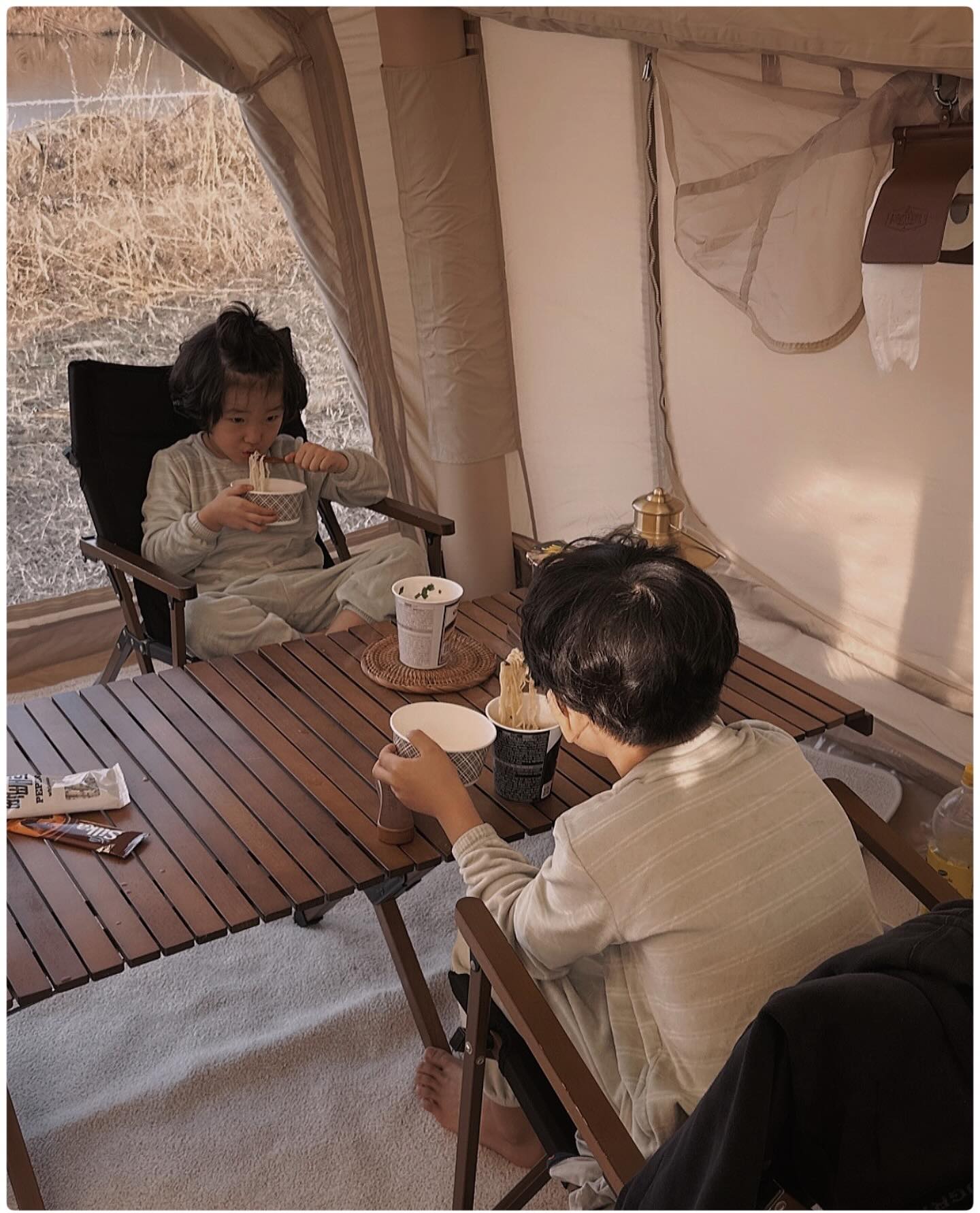 _
하나둘 늘어나는 살림처럼 우리의 추억도 조금씩 쌓
여간다 아직 삐걱대기도하지만 그 속에 웃음도 또그
속에 재미도 있다 완벽하지 않기에 서로를위해 채우
는 시간이 더 의미가 있는지도 모르겠다 새해를시작
으로 가족과 함께해서 좋았던 우리의 두번째 캠핑.

#2024
#새로운챕터의시작 
#아이가있는집