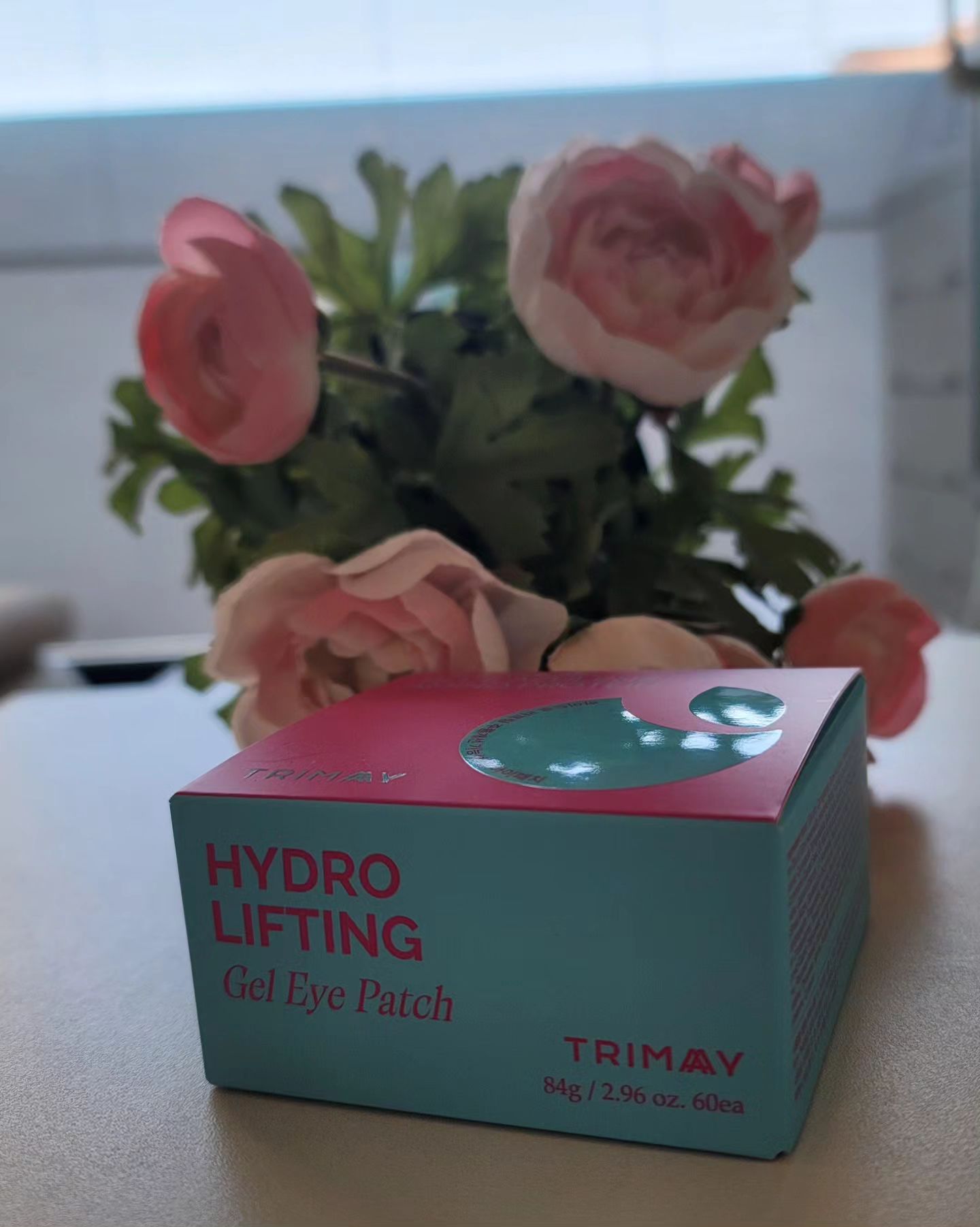 🌷부부피부 #광고 trimay_official  trimay_global 트리마이 하이드로 리프팅 겔 아이패치

👀 눈가주름은 생각만 해도 우울해요^^
아이크림만으로는 부족해서
아이패치로 꼭 관리 하는편이예요~

💦 트리마이 하이드로 리프팅 겔 아이패치.
패키징 부터 촉촉해보이는
컬러가 너무 예뻐요🎁

😲 기존에 봐왔던 아이패치가 아님.
크기도 정말 크고 용기 꽉꽉
에센스가 듬뿍 들어있더라고요~
끝장까지 촉촉하게 쓰겠어요!

👍 젤 좋았던 점은 역시나 크기였고요
동그란 작은 패치도 은근 매력적^^
입가 끝이나 팔자 시작 점  심부볼 등등
붙일곳이 너무 많아요TT

👌 모양부터 평범하지 않는 
트리마이 아이패치.
사실 아이패치라 하지만 광대를 덮는
크기라 냉장고에 넣어두고
열감내릴때, 진정 등등에 
쓰기 너무 유용했어요!
강추드립니다!

#15그램#15그래머#15그램뷰티#트리마이#trimay#트리마이_아이패치#하이드로_리프팅_겔_아이패치