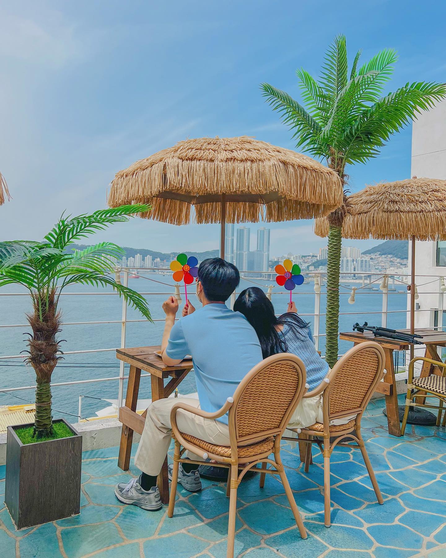 청량 그 자체였던 부산 영도 흰여울비치💙

부산 바다를 한눈에 볼 수 있는 곳✨
카페 모든 곳이 다 포토존이라 인생사진 남길 수 있답니다🫶🏻

-------------------------------------------------------

📌 흰여울비치
🏠 부산 영도구 절영로 236
🕰️ 11시 ~ 20시