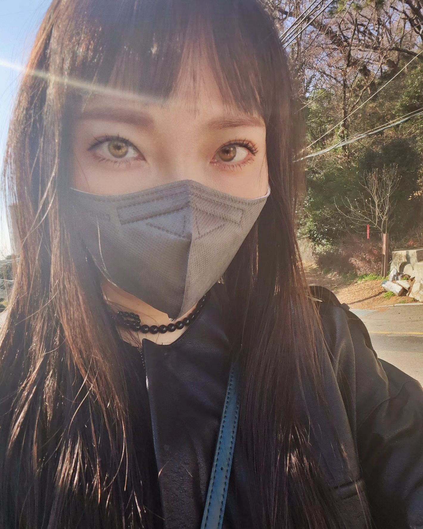 중3 아들 졸업식 다녀왔어요~🩷
.
.
예전에 스컹크 느낌나는 점퍼를 입었더니
그게 걱정이 되었는지🤣🤣오늘 우리 가족 
최대 관심사는 제가 옷을 너무 화려하게 입고 
가지는 않을까랑 눈물을 흘릴꺼냐에 대한 
여부였는데요~😆
.
.
신랑, 딸, 아들 각자 와서 똑같은 질문을 하니까
넘 웃겨요.🤣우려하는 가족들을 위해 최대한
단정하게 입고 졸업식에서 우는 포인트는
없으니까 안울꺼라고 했는데~
.
.
졸업생 답사할때 학생이 울먹이는거 보고
눈물이 찡~🥲아 왜우는지 모르겠다는 딸이
이미 글썽이는 저를 보고 엄마의 감정선은
이해를 못하겠다는데 감정 이입이 잘되어서
그런거 같아요~😆
.
.
오른쪽 보고 우는 학생보고 찡하고~왼쪽보고 
우는 학생보고 찡 했던 날이었어요~~~푸하🤣
.
.
후다닥 다녀와서 또 열심히 작업중입니다~🩷
우리 고객님들 공사일정에 차질없이 진행할 수 
있게 해드리는 것이 목표입니다~~😆
행복한 밤 되셔요~🥰🥰🥰
.
.
#감수성이아쥬예민 #아들졸업식
#시간이정말잘가요벌써졸업이라니
#곧군대간다하겠죠
#군대가면100퍼울듯해요🥲