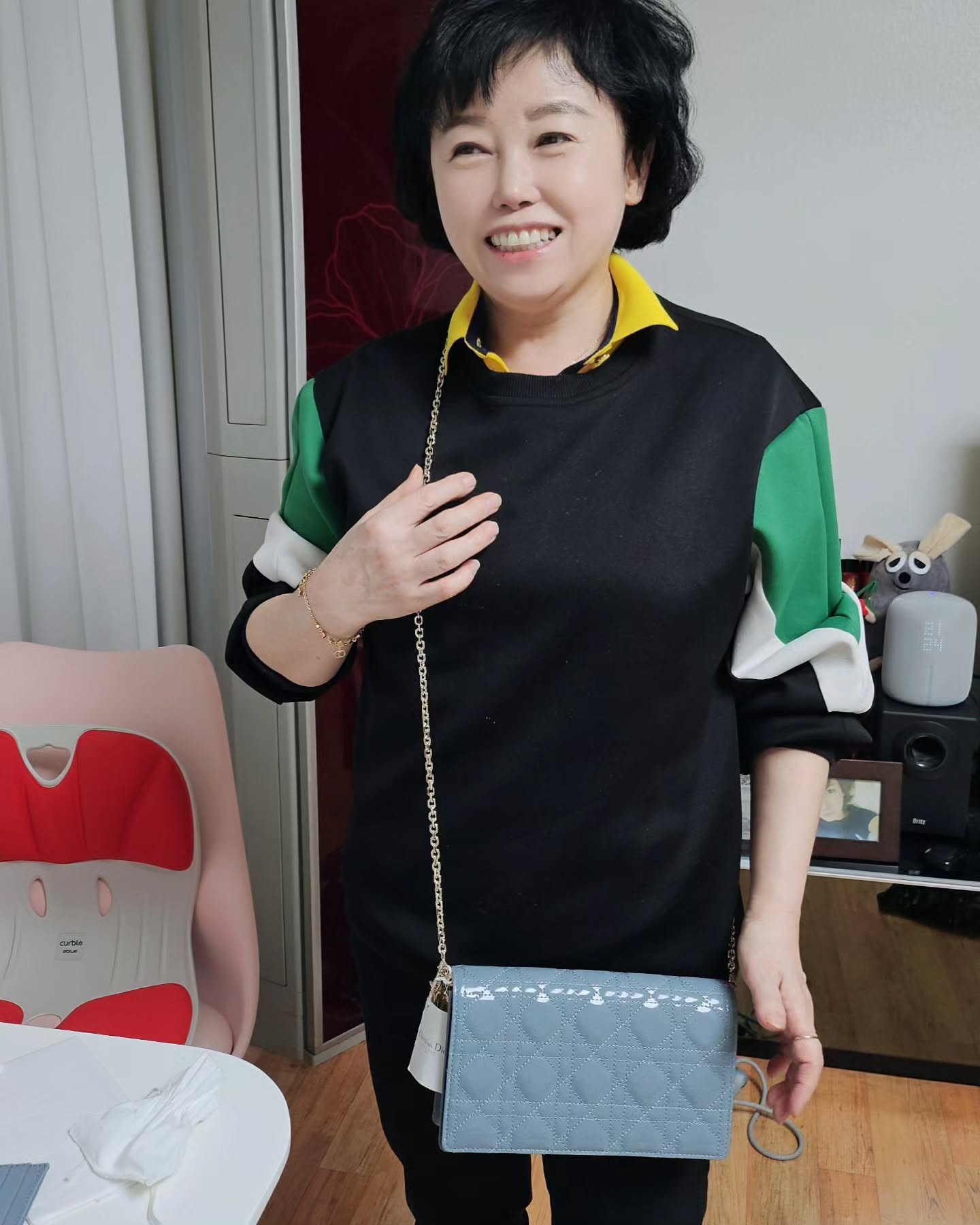 엄빠한테 첫 명품가방 팔찌 지갑 선물 ❤️

주식 일부 손절한거 더 투자안하고 걍 쇼핑함 😂 

쓰지도 않았는데 돈없어진게 억울해서 ㅠㅠㅋㅋ
돈이야 없기도하고 있기도한거 아니겠나~~ 
(많이 잃어서 이제 해탈함) 

막상 좋아하는거보니 잘준거같넹 ㅎ.ㅎ 

인스타 사진이 짤려서 각도가 좀아쉽넹 나만 오류인가!? 

#디올#디올명품#부모님선물
