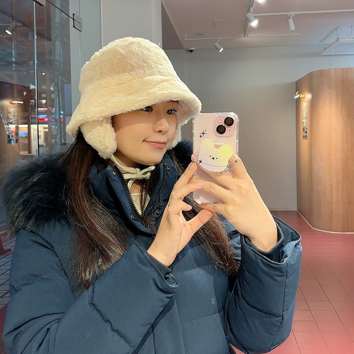 #협찬 chicacase 
오랜만에 남편이랑 강남역데이트 하러 총총 ➰ 귀염뽀작한 체니 캐릭터 달고 갔는데요✨ 맥세이프 케이스에다 붙여놓으면 얼마나 더 귀엽게요! 자력이 강력한 맥세이프는 충전기, 스마트톡, 카드지갑과도 호환 가능해요! 이중 아크릴방식의 체니 그립톡은 
디자인 인쇄면이 아크릴판 사이에 있어서 사용해도 디자인이 긁히거나 벗겨지지 않는답니다👍🏻 가볍고 튼튼한 클리어 아크릴 소재는 깔끔하고 투명 바디라 안정적인 그립감을 제공해줘서 사용도 편리하답니다!
.
.
.
#치카케이스 #chicacase #맥세이프케이스 #맥세이프톡 #베니 #체니 #2배자력맥세이프 #폰케이스 #폰케이스추천 #아이폰케이스 #갤럭시폰케이스 #에어팟케이스 #아크릴톡 #맥세이프그립톡 #에어팟케이스 #치카케이스폰케이스 #아이폰15케이스 #아이폰15프로케이스 #스마트톡 #핸드폰악세사리 #핸드폰꾸미기 #아이폰스마트톡 #아이폰15 #아이폰