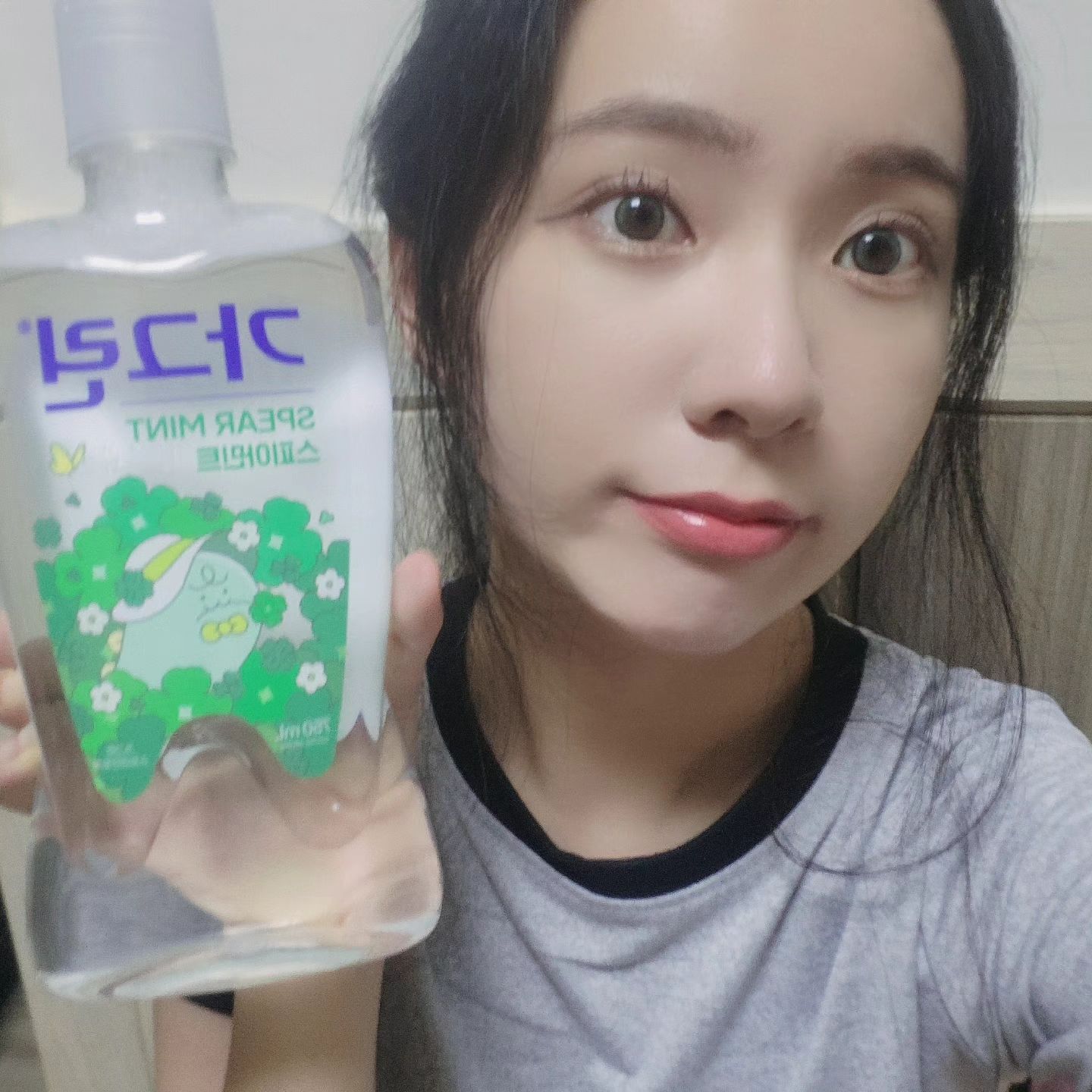 #광고 garglin_official
요새 다시 마스크를 쓰고 있어서 빼놓지 않고 쓰는 가그린
이번에 섬머시즌 신제품으로 가그린 스피아 민트가 나왔는데 죠르디버전이라 너무 귀여워요>_<!
밖에서 양치하기 힘든데 플라그제거 충치와 치은염 예방에 도움을 주고 사용하고나면 상쾌하고 개운해서 일할때 필수품!
에탄올 무첨가라 안심하고 사용가능하고 귀여운 죠르디가 있어서 다들 좋아해용!
쿠팡동아제약에서 구매가능해요♡

 #가그린 #카카오프렌즈 #니니즈 #죠르디 #구취제거 #입냄새제거 #가글추천 #추천템 #꿀템 #꿀팁