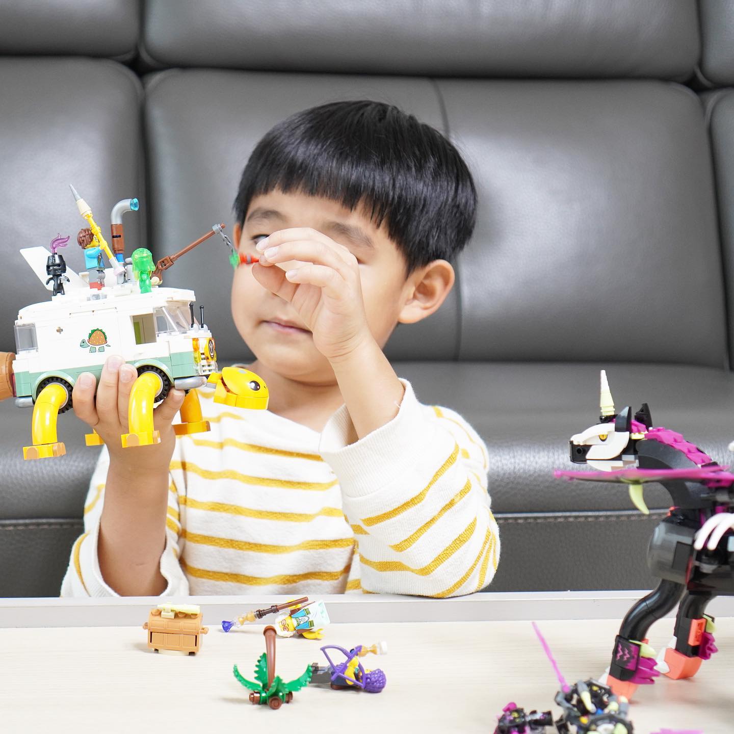 #광고

꿈이 현실이 되고, 상상력으로 악을 이긴다는 스토리를 바탕으로한 
레고의 새로운 프랜차이즈 레고®드림즈™🌙
'악몽 대마왕'을 물리치는 레고드림즈 애니메이션은 
넷플릭스와 레고 공식 유튜브에서도 만날 수 있는데요 

만화로 보던 주인공들이 우리 집에 왔다니! 
우리 아들 너무 좋아하는거 있죠😍

🐢71456 카스티요 부인의 터틀 밴
🦄71457 하늘을 나는 페가수스

레고®드림즈™는 하나의 장난감으로 2가지 조립을 할 수 있는 
일석이조의 가성비 갑오브갑 레고라는 것✌️
2가지로 조립할 수 있으니 그만큼 이야기도 풍부해져서 
역할놀이 매니아 우리 아들이 잠시도 쉴 틈이 없네요🥰

조립하면서 집중력과 지구력을 키우고 
역할놀이하면서 상상력과 창의력을 키우는 
#레고 덕분에 이번 주말도 재미있게 자알 놀았다🥳

#레고코리아 #레고드림즈 #71456 #카스티요부인의터틀밴 #71457 #하늘을나는페가수스 #역할놀이 #역할놀이장난감 #레고제품추천 #자녀선물추천 #조카선물추천 #남아선물추천