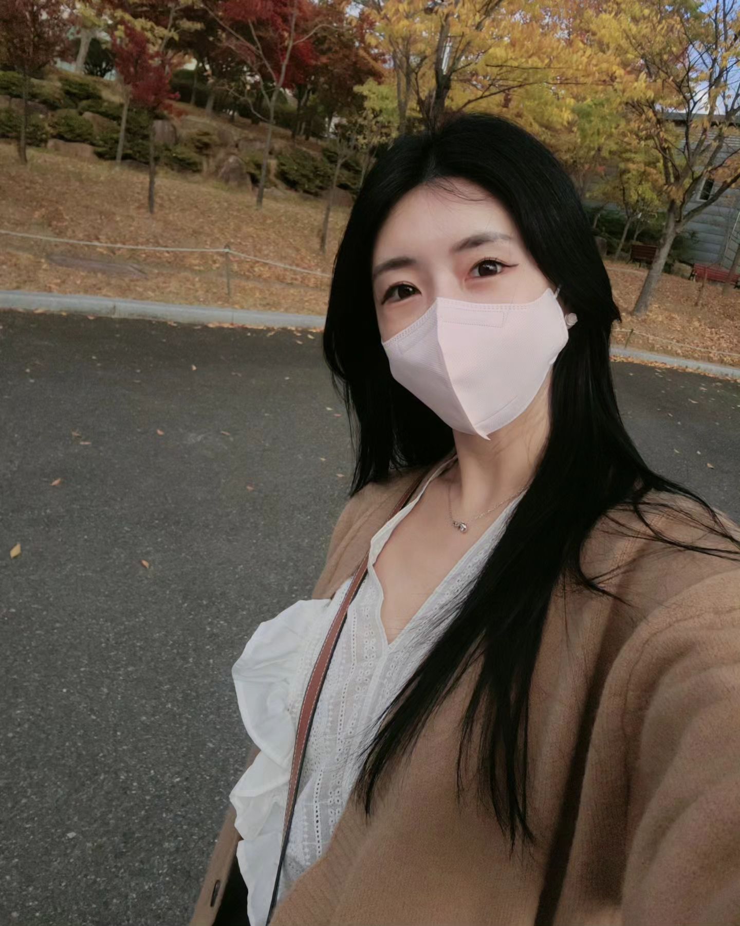 #가을의끝자락 
#가을타나봐  #모모도있지요이 ♡
#겨울이온다 🤐

싱숭생숭하기도, 요상하기도
기부니가좋다가도 급우울하기도

#이상한나라의앨리스 아니고 찌요이

#goodnight 🙈

____________________________________
#instagood #instastyle #instaphoto 
#instadaily #instadaily #instapic 
#instalike #instamood #travel 
#likesforlike #photooftheday 
#일상 #소통 #공감 #좋아요 #좋반
#좋댓 #힐링 #여행 #가을 #겨울
#dogsofinstagram #puppy ❤️
