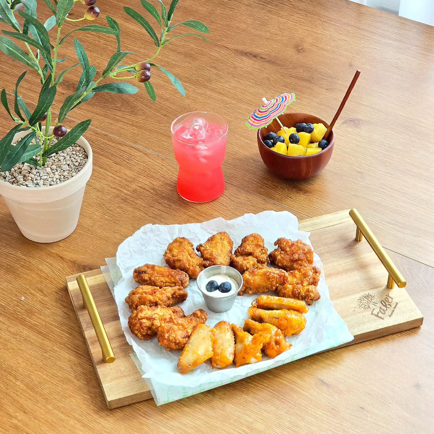 #협찬 
집에서 더 맛있고 간단하게 즐기는
#마니커
#허니크런치 3종치킨

치킨 자주 시켜먹는데 이젠 놉🙅‍♀️
무조건 집에서 허니소스치킨 
바삭 아삭 달콤한 
마니커 허니크런치 먹어요 🙆‍♂️🙆‍♀️

얇은튀김옷 으로 더욱 바삭하고
꿀과 황금조합의 허니소스 코팅!!
속살은 부드럽고 촉촉하게 
너~무 맛있는 치킨이에요

#마니커허니크런치치킨 은 
제일 인기많고 누구나 좋아하는
순살,윙,봉 3가지로
머하나 고를 수 없이 다 맛있어요

오븐,에어프라이어,전자레인지
간편하게 조리하지만 겉바속촉
갓 튀겨내어 만든 맛!!!

어머~~이건 쟁여야해여🤩🤩

술안주,간식,야식 언제나 
치킨은 사랑이잖아요❤️
그 사랑 이제 마니커 허니크런치 3종치킨
으로 맛있게 지켜나가바요~

manikerfng_

#마니커에프앤지 #신제품 #허니크런치 #허니크런치순살치킨 #허니크런치치킨윙 #허니크런치치킨봉 #에어프렌즈 #허니소스 #에어프라이어치킨 #소스코팅 #국내산 #닭고기 #달콤 #바삭 #간편 #안주 #간식