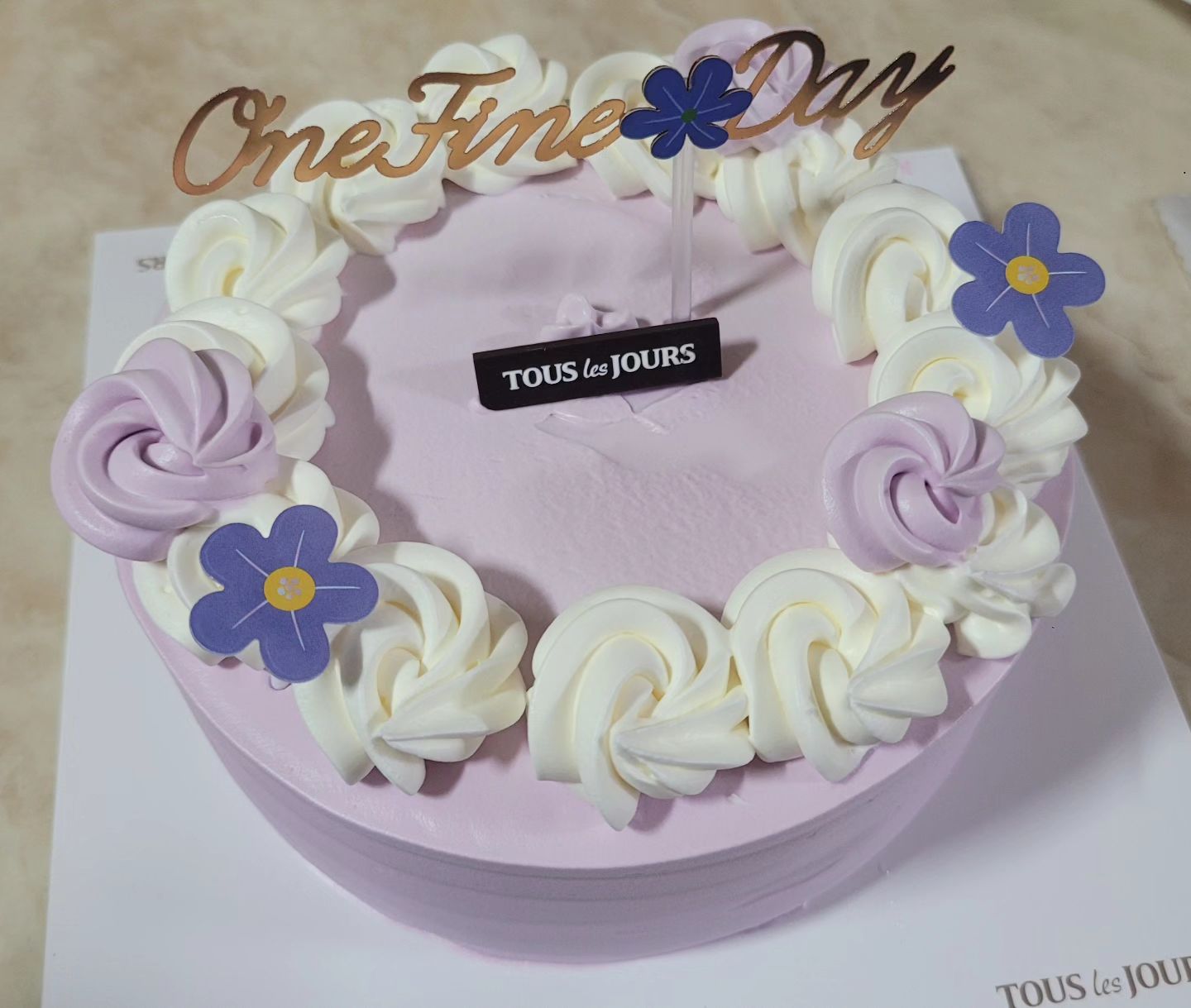 #어버이날#금융치료
#어버이은혜#행복상자#건강하게#즐겁게

어버이날..이벤트없음.
내가 이벤트해야되나ㅋ

덥지만 임생과 걷기를 위안삼아..뜨레쥬르
역에있는 곳이라 확실히 케잌많다.

집가까운 파스쿠찌는 알고보니 예약판매라..
멀지만 뜨레쥬르로 선택...탁월했다!

전에 한번샀던케잌인데 보라가 이뻐서 또 선택.

거품가격을 잔뜩 갖고있지만 맛은 월등히 좋아지는탓에 
기분좋게 초하나에 그냥 물개박수치고 바로 컷팅 추룹추룹

기분좋게먹고 
토욜식사예약..완료.

아빠가 가까이있음 식사정도는 일도아닌데..
가깝고도 먼..영덕이니..답없음..

집에오니.. 잘생긴애가 금융치료를 해줬다..
나만인줄 알았지만 애인에게도 금융치료를..
음청 좋아하는 아저씨ㅋ

젤 이쁜애가 나에게 전재산을 금융치료 해줬다.
역시 이쁜앤 다르다..스케일이 전재산..ㅋㅋ
부러울게 없는데
더 많이 사랑해주기로 꼭 약속!

낮에 마신 이공커피가 넘 진했는지.
날 밤세울듯.. 아~~~~피곤한데 이럴순없지.

요즘 활력있지만. 재미없다..
재미없어진지 2틀째..
탈출구가 필요해