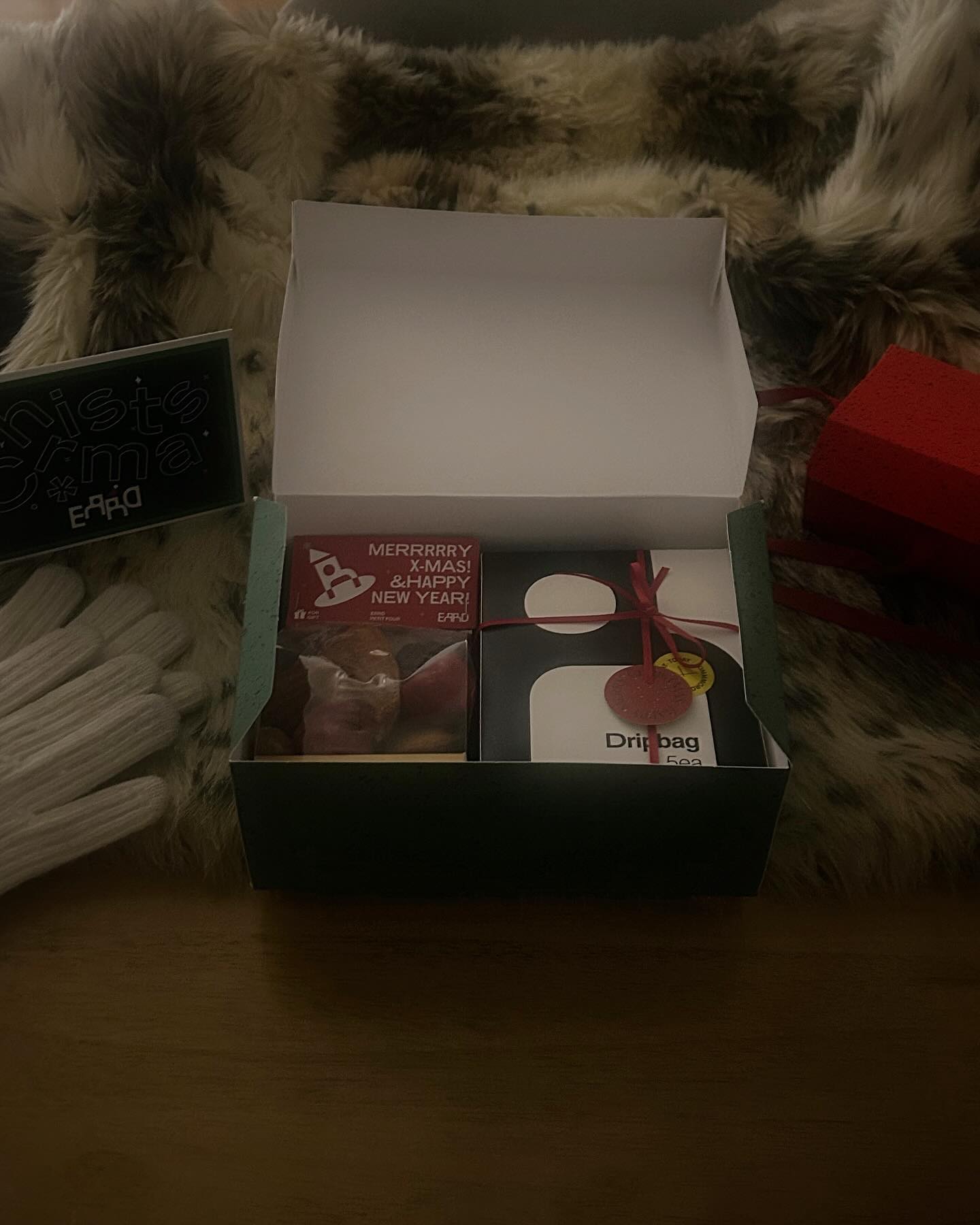 에르디 GIFT PACK ! ❤︎ *✲ﾟ*｡
크리스마스 분위기 낭낭한 요 선물셋뚜 보고서
내가 또 안사볼 수 없었어요,, 히히
레드박스에는 다섯가지맛의 휘낭시에와 엽서가,
그린박스에는 하트마들렌과 에르디 드립백,
그리고 크리스마스 엽서가 들어있어요 !

휘낭시에랑 마들렌은 너무 맛있어서
뜯자마자 사라졌구,,
드립백은 다섯가지맛 골라 내려마시는 재미 쏠쏠하구,,

나으 방앗간 에르디 더 더 흥해랏 ( ˊ ᵕ ˋ )♡.°⑅
