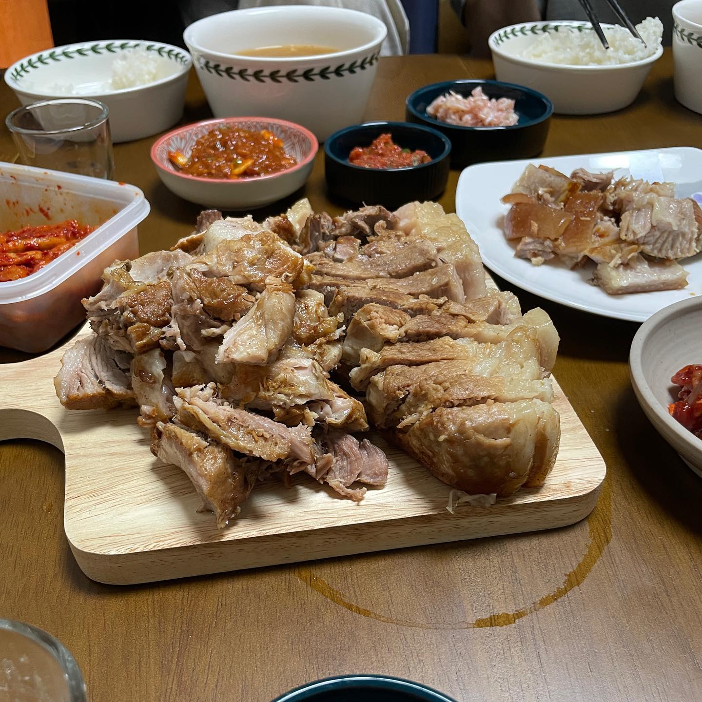 보쌈에 갓담근 김치랑 젓갈~
된찌까지 아주 좋구용