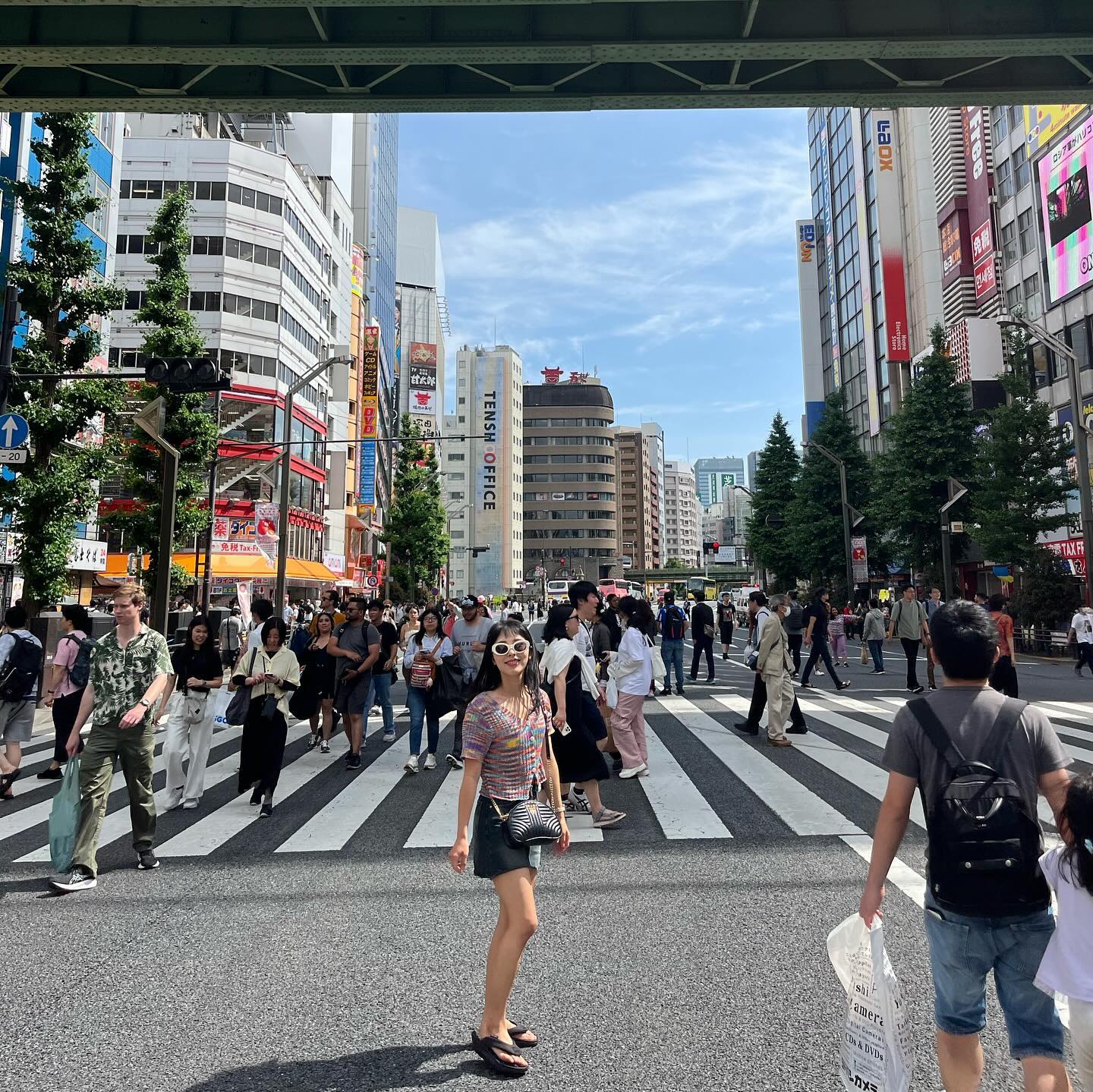 도쿄여행 1일차🇯🇵

1. 도로 차량통제로 사람들이 신나서 사진찍길래,이유는 모르지만 따라 찍어봄
2.아키하바라 
3. 도쿄에서의 첫 식사: 파파고 번역기 도움 1도 안되구.. 같은 메뉴 두개 시켜서 다시 바꾸고 우여곡절끝에 먹음🥲
4. 구글맵에 이름도 안나오는 현지인맛집스트였는데.. 우리입맛엔 아닌걸루 ㅠ맥주도 미지근
5.자판기 천국 일본
6.특별한 사진을 기대했지만 한국과 다른점은 아래에있는 해시태그
7.시부야 스크램블 교차로: 키작은 사람은 일행과 꼭 붙어다니기..
8. 야키토리 존맛탱 🫶🏻
9.생맥주 도른자
10.레몬사와보다는 나마비루가 짱