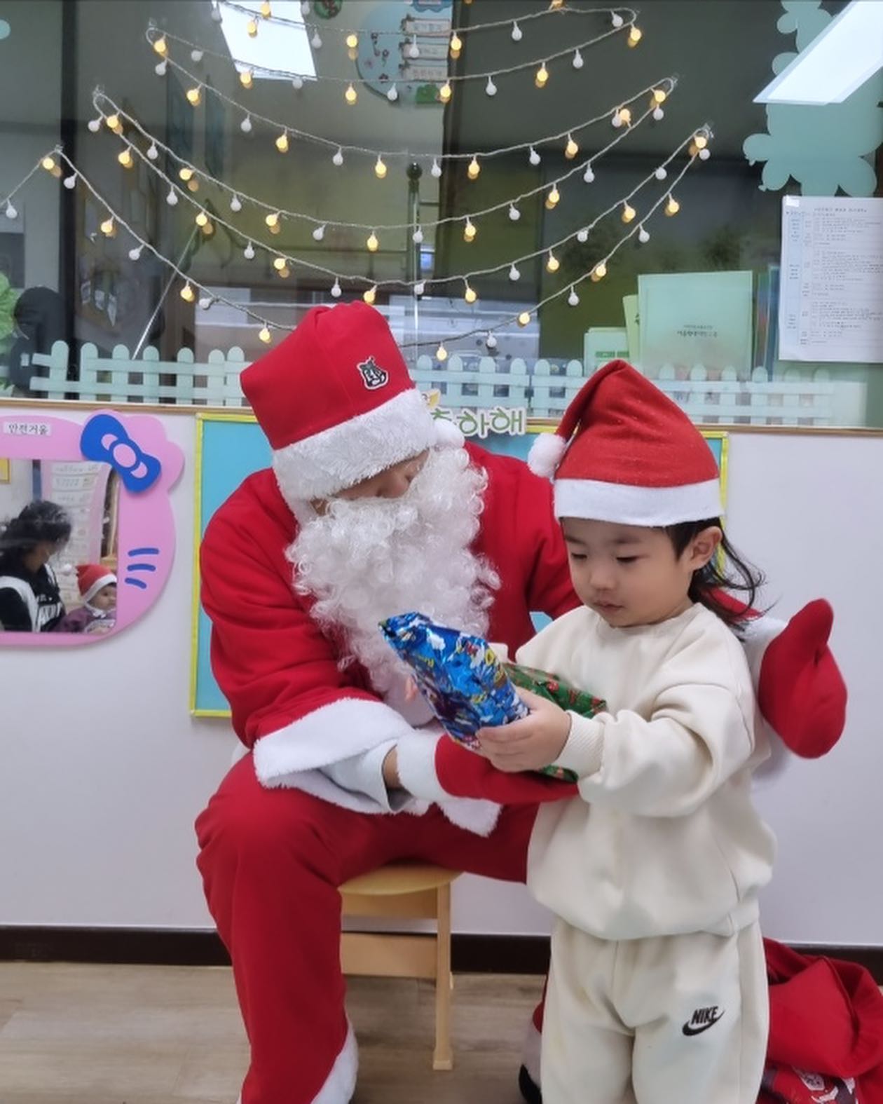 #산타등장 #선물 #크리스마스선물
산타님 만남보다는 선물이 좋은 하랑이 ㅋㅋㅋ
해맑은 산타와
그저 선물 언능 뜯고 싶은 아들 😆

그래,
아직 뭘 알겠누~~><

#28갤아들
#인생3회차크리스마스
#사랑해

#동그랑스타그램