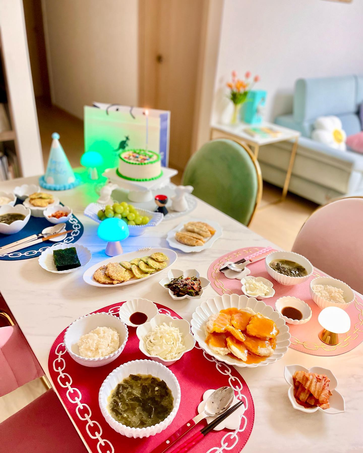 우리집 어르신 생일상 🎂

차린건 없지만 맛있다고 순삭 🙈
로또케이크도 성공적 💕