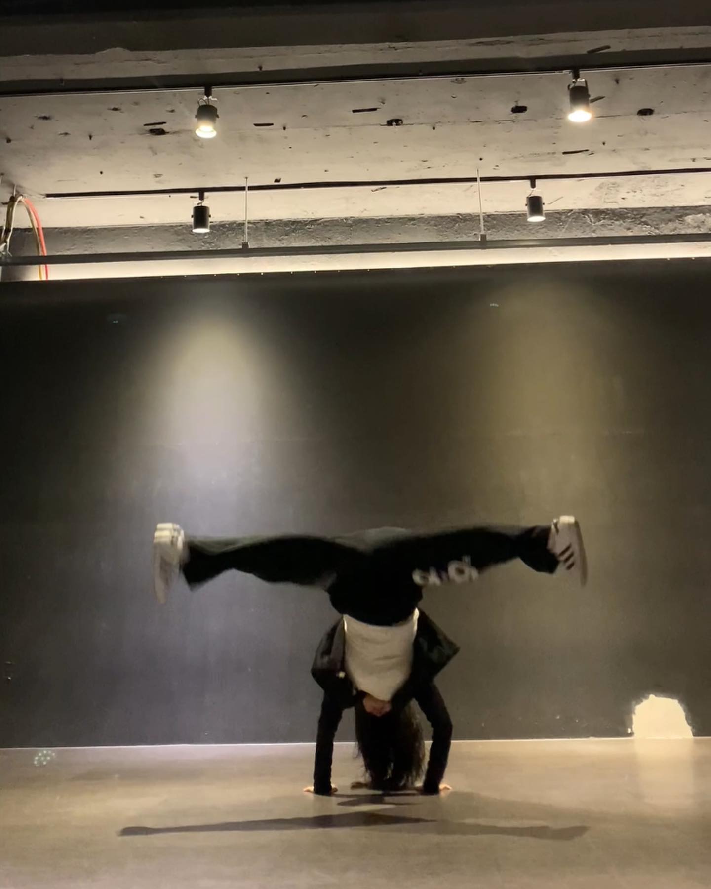 아직도 커버설정이 안돼?

#constrictor 

2•4 #freestyle 
3 choreo by manda_dancer 
dancer _jeongsean_ 

#05 #dance #dancer #choreo #choreography #choreographer #girlish #댄스 #댄서 #코레오 #코레오그래피 #안무 #걸리쉬