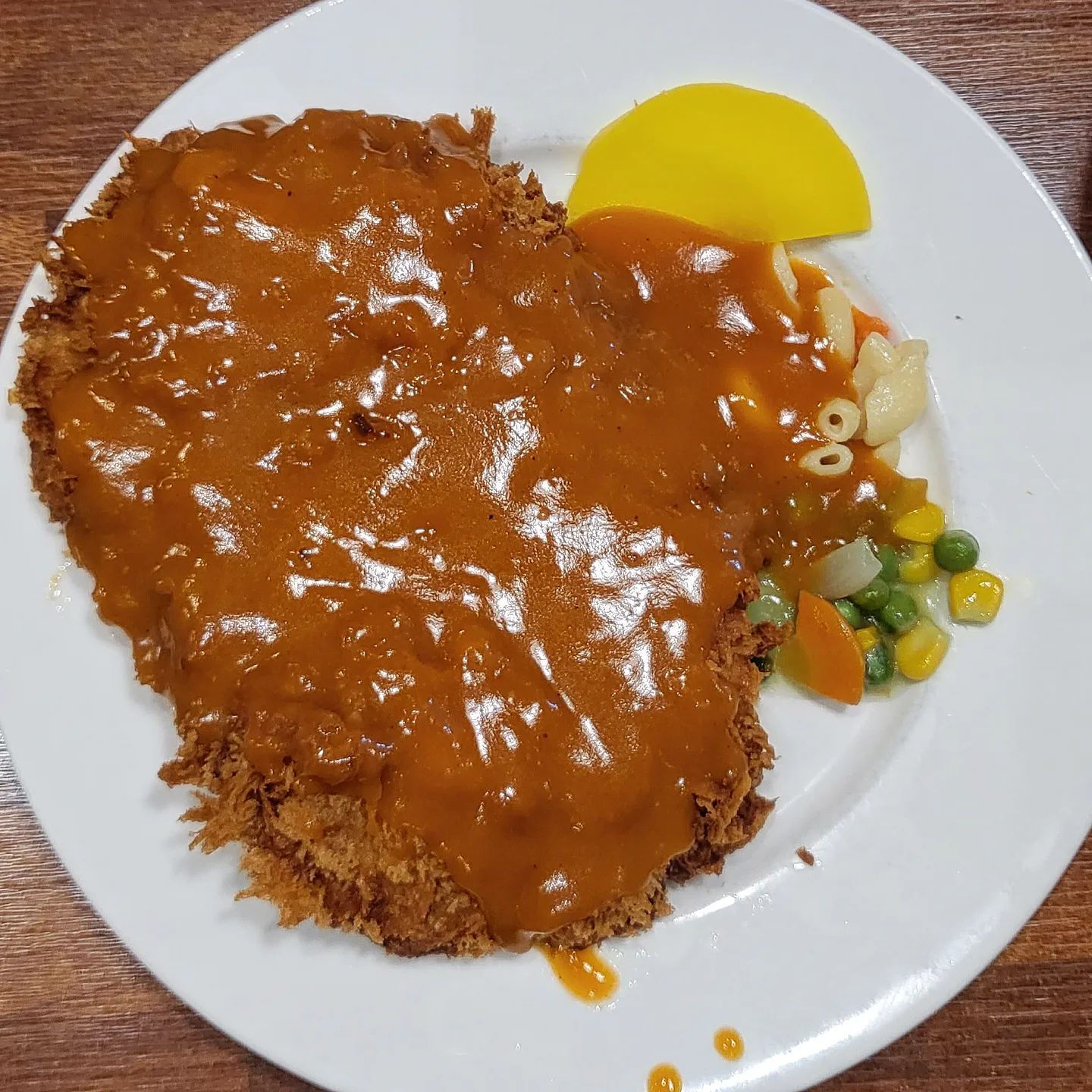 #스완양분식 #부산역맛집
-
매축지에 있을때부터 맛봤던 스완양분식
오랜만에 갔는데 결제까지 자리에서
가능한 시스템에 놀라고 
오 그래 이게 경양식의 정석이지 생각들었던 
데미그라스 소스와 큼직하던 돈까스.
-
김치볶음밥은 처음 먹어보는데
소고기도 다져 들어가있고 
계란후라이도 반숙에 맛없없 조합이었다.
돈까스랑 쫄면을 같이 먹고싶어 주문했는데
쫄면은 안시키는걸로..
돈까스 곱빼기 없나 아쉬울 정도로 잘 먹고옴.
작은 아드님이 오픈하신 시청점도 있음
여전히 #본전돼지국밥 은 줄서있네🤔
-
📍부산 동구 중앙대로236번길 7-5
✔️돈까스 ₩7,500
✔️김치볶음밥 ₩7,000
✔️ 쫄면 ₩5,000