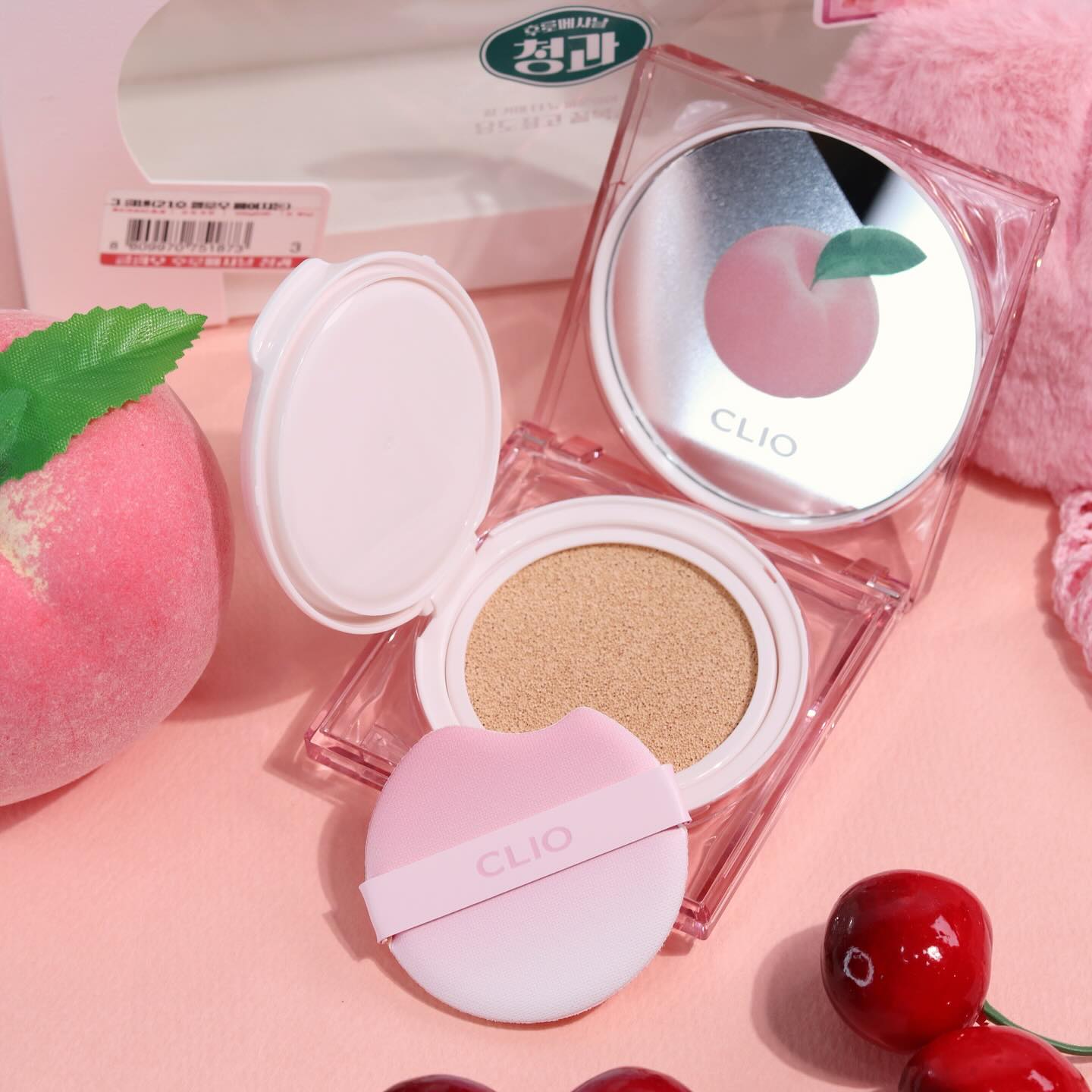 #제품협찬

clio_official 

매일매일이 제철인 클리오 후로페샤날 청과에디션
킬커버 더 뉴 파운웨어 쿠션 

4년 연속 1위 써보니깐 왜 1윈줄 바로 알겠던데요?! 
매트한 쿠션인데 4계절 내내 건조하지않으면서 
매끈하고 블러처리한듯 이쁜 피부표현 

처슬림으로 얇은데 커버력까지 좋아 컨실러 필요없이 쿠션 하나만으로 충분! 

요즘 23호 사용하는데 3린넨도 너무 밝지않고 화사해져서 시간지나고 다크닝까지 생각하면 23호분들에게 린넨 추천

특히, 이번 후로페샤날에디션답게 복숭아 퍼프 넘나 졸귀🍑

이번 제철에만 만나볼 수 있는 후로페샤날 에디션 절대 놓치지말아요~🍑

#파룸체험단 #클리오 #후로페샤날청과에디션 #킬커버더뉴파운웨어쿠션 #더뉴쿠션 #쿠션추천 #세미매트쿠션 #세미매트 #클리오쿠션 #올리브영추천템