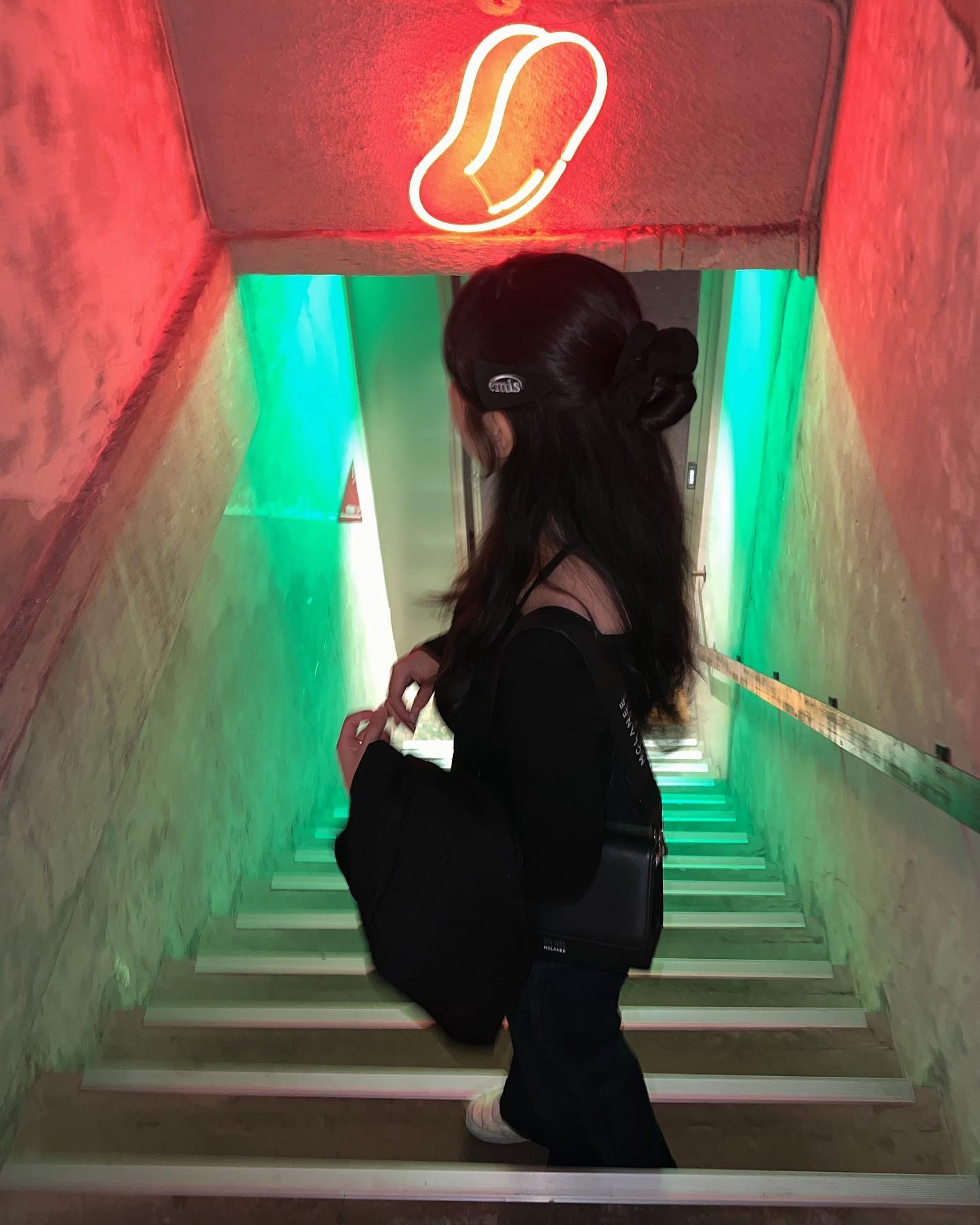 이틀 연속 성수 잼잼😎🖤 
이모지 케이크 먹어보고 싶었는데 품절이라니 그래도 여기 케익 존맛탱 ㅠ 
담에 또 올거야ㅠ 머리핀 넘 맘에 들어서 올리는 피드🖤