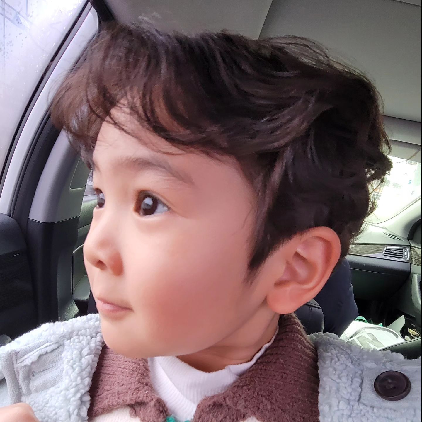 ❣️ 시온 +1313day
시온이 첫파마 아주 성공적...👏
거의 두시간동안 자리에 잘 앉아서 기다려준 시온이 기특해.. 배우 이동욱님 스타일로 부탁드린다고했더니 아주 잘 나와서 너무 대만족...🥰

.
.
.
.
.

#시온맘
#5살아들 첫파마
#이동욱님 헤어스타일
#이쁨주의