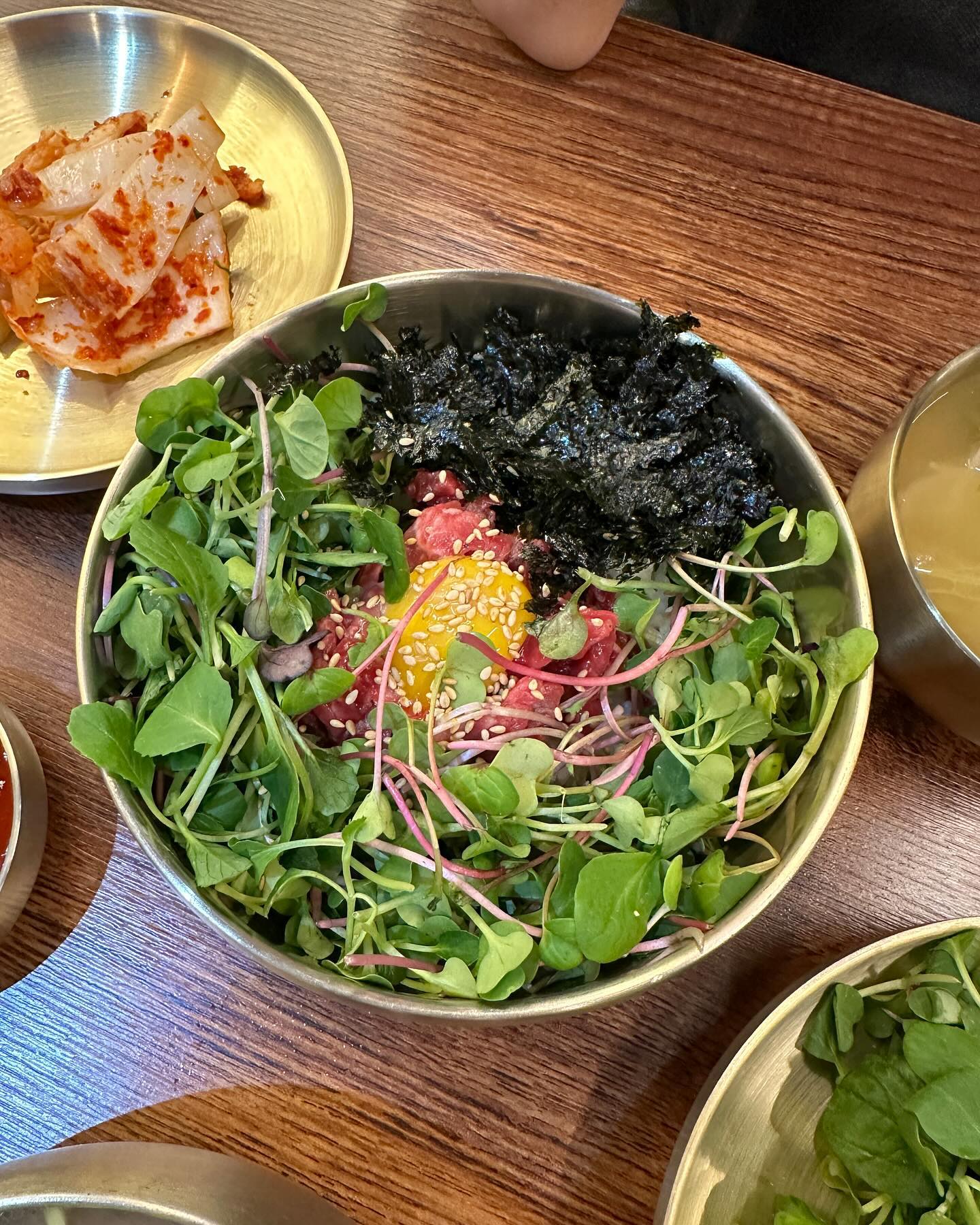 #협찬 #서울한우

남편 일 끝나고 잠깐 만나서 갈비탕으로 몸보신
갈비탕 나오면 밥 바로 말아주는게 국룰
국 한입 맛보고 뜨거울 때 바로 말아줘야됨
체력 이슈로 전통주 못먹어봐서 아쉽네..

🔻오늘 주문한 메뉴
한우갈비탕&떡갈비세트
육회비빔밥

🔻서울한우특징
여행객 대상 남대문, 명동 맛집 best 1위 
여행객들이 오기 좋은 코리안 비프레스토랑
자리가 많아서 단체 방문 가능
단독 공간도 있어서 회식도 가능	
서울한우의 갈비탕은 100% 한우 갈비탕
여러종류의 전통주 구비됨

#남대문맛집 #회현맛집 #한우맛집
#시청맛집 #갈비탕맛집 #명동맛집 #리뷰노트