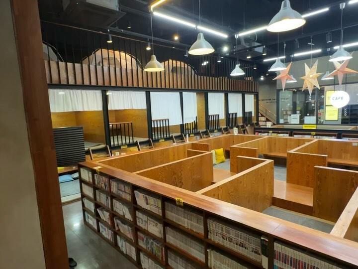 #협찬 #리뷰노트 

📚📖🎮🎲🕹️🍿🎬🎞️
만화뿐만 아니라 게임 영화까지 다 되는 카페가 있다?
만화에 진심이신 만화덕후님들 주목💥
- 국내 최대규모 4만권 이상의 최다 만화책 보유
- OTT존 넷플릭스 디즈니 플레이스테이션 닌텐도 등 다양한 게임
- 마치 쿠킹클래스처럼 친구와 함께 조리해 먹는 다양한 음식들

자리도 엄청많고 타 만화카페보다 널찍한 자리에서 놀수있어서 좋았어요~! 거기다 빔프로젝트로 넷플릭스까지 무료이용 가능👍

평일 종일권 +음료가 단돈 15,000원!
월회원제도 있어요. 98,000원에 1일당 음료/라면제공! Wow👍
진짜 솔직하게 제가 가본 만화카페 중 가장 좋아서
저는 재방문의사 1000% 있습니다.

📍카툰플러스 만화카페
서울 마포구 양화로16길 29 B1 극장 전층
📞02-337-6588

#만화카페 #만화방 #카페 #홍대만화카페