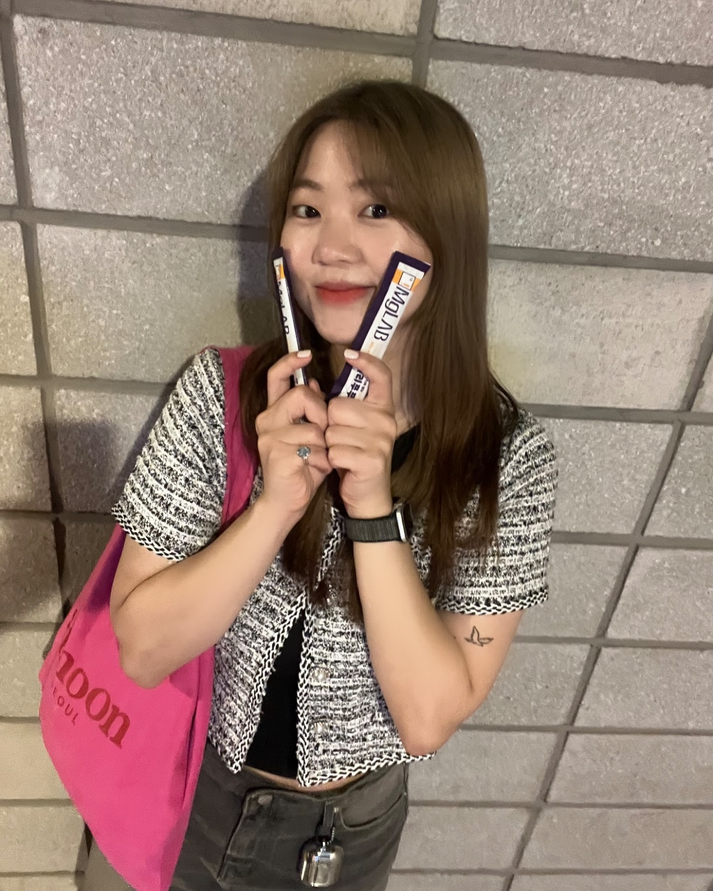 #광고 
#마그랩 #젤리푸푸 

오늘 소개해드릴 제품은 조금 색다른데요!
식곤증 타파해줄 식후 혈당CUT‼️🙊
망고젤리 맛으로 맛있게‼️🙊
마그네슘 전문 브랜드 마그랩에서 새로 출시한 “젤리푸푸” 제품입니다!

식곤증으로 힘들어하는 우리들에게 딱 필요한 신제품인데다가,
추가로 쾌변까지 ok라고 하니,,,🙊👀💛 너무 좋았어요!

심지어 말씀드린 것처럼 마그네슘 전문 브랜드인데,
마그네슘은 우리에게 신경과 근육을 유지시켜주고, 에너지 만드는데에 도움을 준다고 하니 너무 필요하겠죠?!

옷 잘 입고 즐기려면 건강이 최고랍니다 여러분,,🥹
다들 맛있고 건강한 젤리 한포 하고 즐거운 패션생활 즐겨요!👍🏻
+네번째 사진 메롱 아닙니다,,, 젤리 먹는 사진이에요🤣😋
.
.
.
.
.
.
#건강기능식품 #동화약품 #혈당