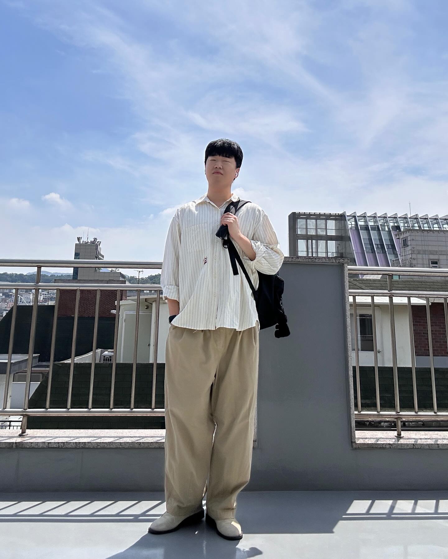 오랜만에 백팩을
구매해 보았습니다🎒
그래서 자랑하려구요!

그나저나 낮에 사진 찍으려니까
햇빛 장난 아니네요☀