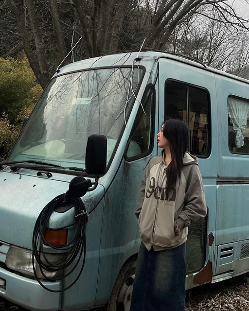 하현 нaнyυn♡꙼̈ on Instagram: "남자들끼리 낚시를 가면 안된대.. 보이스피싱이거든....퐣.ᐟ 설연휴 날씨도 좋고, 어쩌다보니 엄마랑 동생이랑 @divinedistance_official 후드집업 입고 풀타임 데이