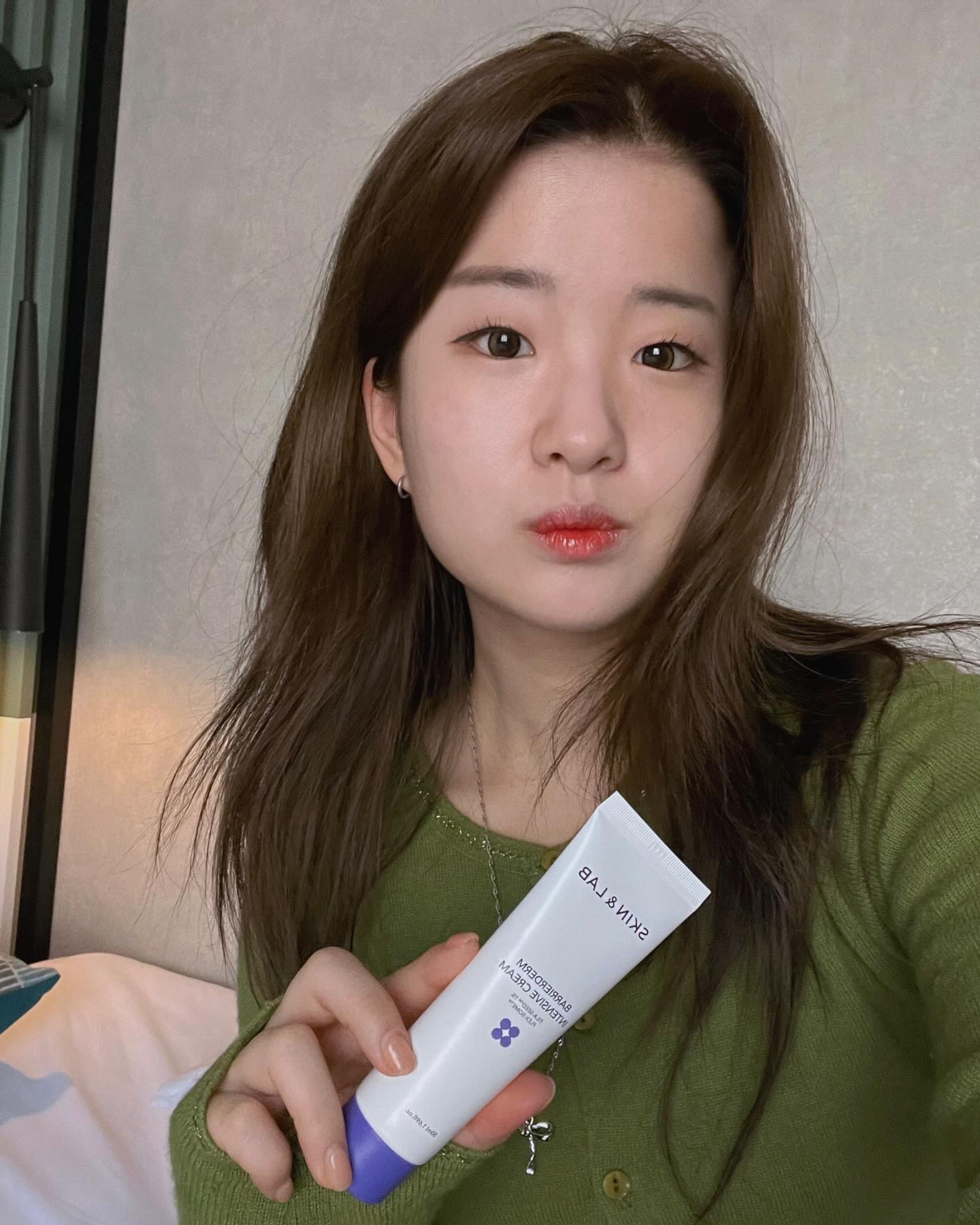 ( ͡° ͜ʖ ͡° ) 

스킨앤랩에서 크림보내주셔서 일본여행내내 잘썼당
50ml에다가 사이즈가 딱좋아서 기내에도 들고 탈 수 있고
헬스장가방에 넣고 씻을때마다 너무 잘쓰고 ㅜ 있음 ㅜ 
진짜임 이제 또 운동가서 씻고 사용할것임 ,,,

안그래보여도 피부가 민감 ㅜ 하신데 ㅜ 
독일 더마테스트&저자극 테스트 완료한 제품이라고 하셔서 안심하고 받아서 사용했다 !
알갱이 같은게 있어서 발라줄 때 이마부터 롤링하믄서 ,,, 발라주면 녹는게 느껴지면서 기분이 죠음 ,,,
<<보습>> <<진정>> 이 중요한 나에게는 넘 맘에드는 제품 !

여행내내 이 위에 화장도 하고 그랬는데 밀리지도 않고 넘 좋았더요

폼클렌징은 미산성이라 무자극 클렌징임 …!
이건 용량도 시원시원하니 150이라 집에 놓고 쓰기 좋은듯요 
민감성 피부들아 ,,, 용기를 내어요 ,,,
네이버 스마트 스토어에서 2월까지 베리어덤 라인 30%할인 + 장바구니 쿠폰3,000 원 추가 증정한다니까
살거면 지금 사서 야무지게 돈 아끼기 >_< 

#제품제공 #스킨앤랩 #베리어덤크림 #베리어덤인텐시브크림 #보습크림 #장벽크림 #보습장벽크림 #진정크림 #베리어덤마일드폼클렌저 #폼클렌저 #저자극세안제 #민감성피부 #민감성피부화장품 #여쿨뮤트 #여쿨