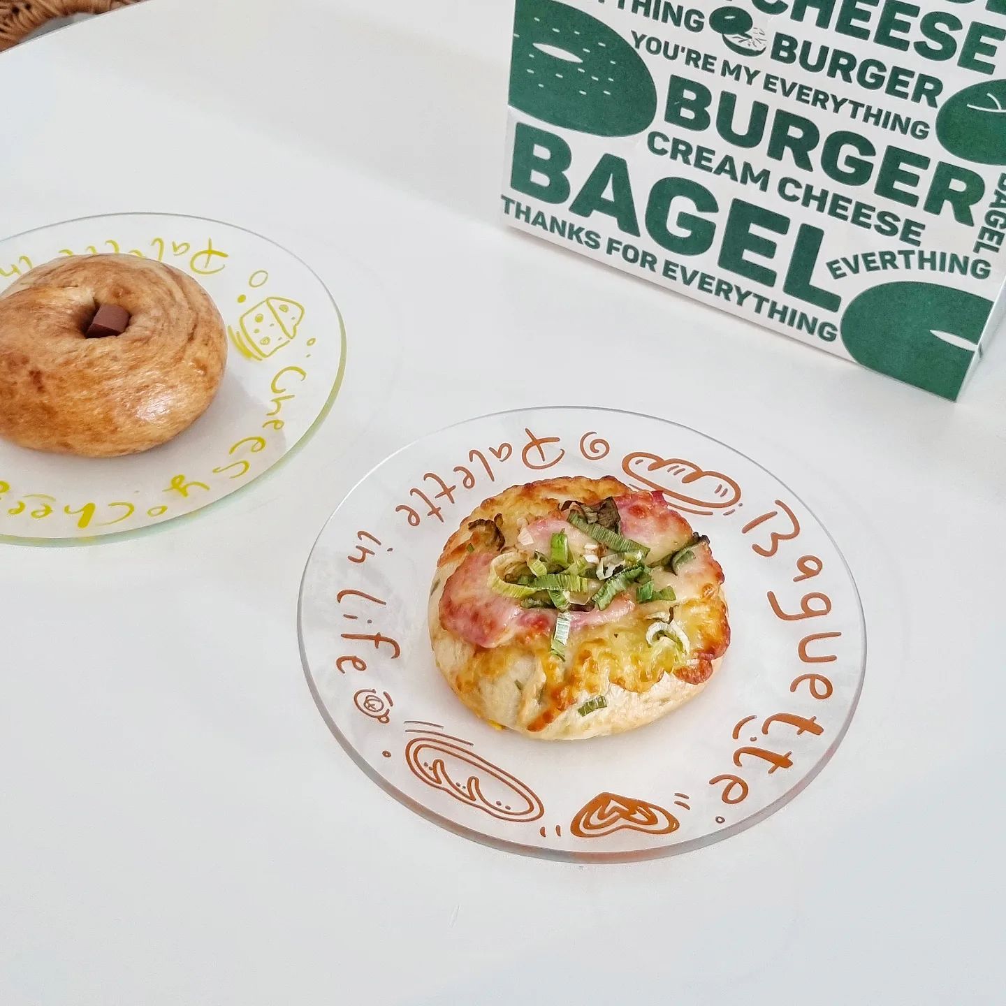 아침 겸 점심으로 먹는 베이글 🥯
빵 나오는 시간에 가면 따뜻한 베이글을 먹을 수 있는데 아들도 무척 좋아함 ☺︎

#하노이라이프#베이글