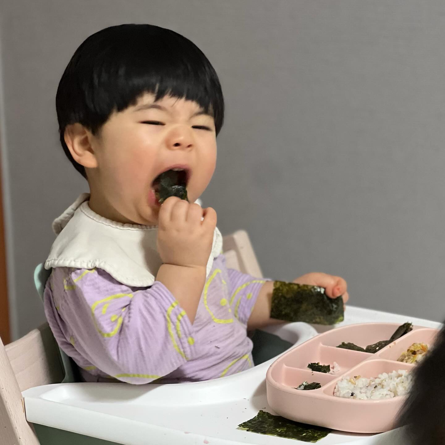 요즘 어린이집 적응하고있는 우리 서니🥲
한시간 밖에 안 있는데도 집에오면 폭풍먹방에 떡실신 ㅋㅋ 
나름 긴장하고 있는것 같아 짠하기도 하면서 대견 ㅎㅎ
언능 적응하고 네시 하원 고고!!