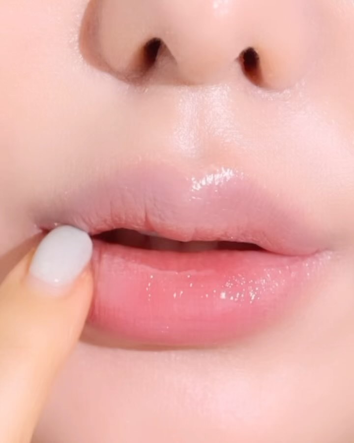 #광고
⠀
탈리다쿰 브랜드는 히브리어로 소녀여
일어나라라는 뜻을 가지고 있다고해요!
연약하고 립케어가 필요한 입술을
밤낮으로 집중 케어해주는 립밤으로 💚
⠀
💚얼루어 뷰티 어워드 위너 수상했다고합니다!
7가지 식물성 발효오일이 함유돼
피부 흡수력과 보습을 높인 7가지 식물성
발효오일이 지친 입술에 풍부한 영양을
공급해 촉촉하게 입술을 케어해준다고해용 🩷🩷
⠀
흰 민들레 태좌 추출물이 염증완화에 도움을
주는 비타민 성분들과 피수 아미노산 그리고
무기질을 풍부하게 함유해
예민한 피부를 토닥여준다고해용~ 🫧🪽
⠀
요즘처럼 추워진 계절 입술각질 때문에
고민 많으셨다면 비건립밤~ 탈리다 쿰과 함께
입술촉촉하게 케어해보세용 💚💚
⠀
⠀
⠀
⠀
#탈리다쿰 #립큐어밤 #하얀민들레 #탈리다쿰립큐어밤 #립밤 #립밤추천 #립마스크 #비건립밤 #얼루어뷰티어워드 #고보습립밥 #비건화장품 #입술각질 #입술각질관리 #립케어 #촉촉한립밤 #lips #lipbalms #lipcare #lip
talithakoum_official