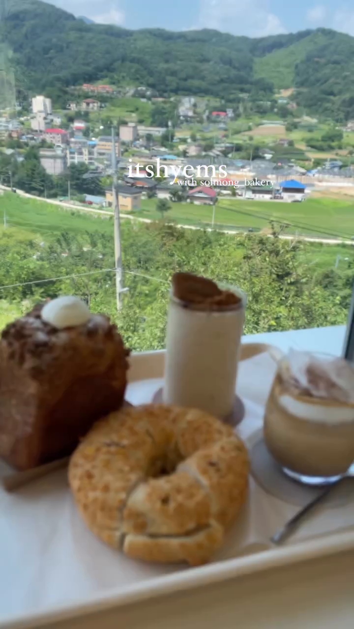 📍솔몽베이커리[ solmong_bakery ]

마운틴 뷰를 한눈에 담아 볼 수 있는 남양주 대형 카페
오전엔 브런치를, 해질녘 맞춰서 가면 더 멋있어지는 카페☕️

- 매일 10:00~22:00
- 주차공간 O
- 주변 물놀이 후 방문하기
- 반려동물 동반 가능(실외만 가능해요)

#솔몽베이커리 #남양주카페 #남양주놀거리
