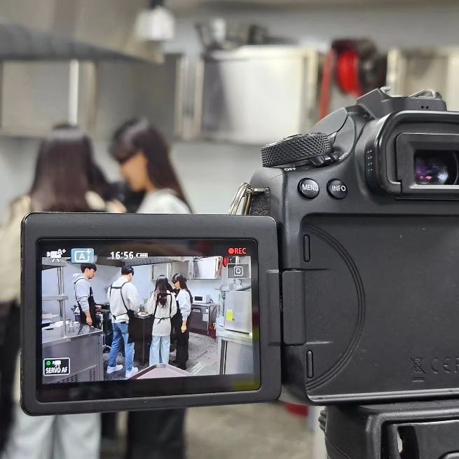 gmr___official impasta999
#경기도청년푸드창업허브 #안산클래스 #안산쿠킹클래스
#파스타밀키트 #쿠킹클래스

와스타디움에 청년들을 위한 공동주방이 있다는거 알고 계시나요?
공동주방은 경기도 안산시 와스타디움 안 청년푸드창업허브에 위치한 집기 시설이 완비된 대형주방이에요.

작년에 한식조리사 실기시험을 위해 이곳 공동주방을 신청해 8시간 가까이 연습을 한적 있었는데요.
시설이 너무나도 깔끔하고 잘되어있고 집기까지
완벽하게 준비되어 있으니 재료들만 챙겨가도 되겠더라고요.

그때 인연이 되면서 여기 담당 선생님께서
쿠킹클래스나 창업에 관심 있었던 저에게 연락을 주셨는데
이번에 공동주방에서 진행하는 파스타 밀키트 쿠킹클래스가 있다고 좋은 정보를 알려주셔서 참여할수 있게 되었답니다.

총 6명이 파스타 밀키트 쿠킹클래스에 참여하게 되었습니다.
진행 해주시는 쉐프님은 #임파스타 #손성미셰프 님
13년차 경력에 이탈리아 요리학교 졸업과 이탈리아,프랑스
원스타에서 근무하신 이력이 있으셨고 
현재는 청년푸드창업허브 부스 운영(임파스타)과 밀키트 제품을
판매하고 계셨어요.

엄마와 함께 임파스타에서 쉬림프파스타를
먹어본적 있었는데 소스맛이 찐하면서도 꾸덕꾸덕?
맛있게 먹었던적 있었는데 그때 먹었던 파스타의 쉐프님의
쿠킹클래스를 듣게 되는 순간이 오다니 🫢

거의 1시간반 가까이 수업이 진행 되었는데 
위험하게 칼 사용할일이 없게 재료 손질들을 일일히 준비해주셔서 레시피대로 수업을 편하게 진행할수 있었답니다.

이날 진행한 파스타는 #미트볼파스타 
먼저 미트볼을 만들기 위해 돈민찌와 다른 소재료들을
섞어 잘 치대줍니다. 이후  레시피는 생략!(🤫쉿)

먼저 쉐프님이 진행하시면서 차근차근 잘알려주시고
쉐프님 미트볼파스타가 완성된걸 보고 저희끼리
각자 요리 하기 시작!

저는 미트볼과 토마토소스만 완성 시키고
집에 가져가서 남편이랑 먹기로 하였어요.

파스타 밀키트 클래스 인만큼 밀키트 포장하는것도
보여주셨는데 와 진짜 시중에서 판매 되는 밀키트구성이였어요.
내가 만든게 밀키트 되어서 나오다니 ㄷㄷ
이대로 집에 가져가서 해먹는 방법 또한 알려주셨고
덕분에 오늘 저녁 배터지게 먹을수 있었네요.

다음에도 이러한 쿠킹클래스가 진행 된다면
또 참여하고 싶다고 하니 연락주신다고 합니다❤
저랑 쿠킹클래스 무료로! 참여하실분 있으시면
연락주세요.

다만 경기도청년푸드창업허브 공동주방에서 진행되는
쿠킹클래스는 경기도 거주 만20세이상 만39세 이하
청년들이라면 수강료 재료비 전액 지원이랍니다😍