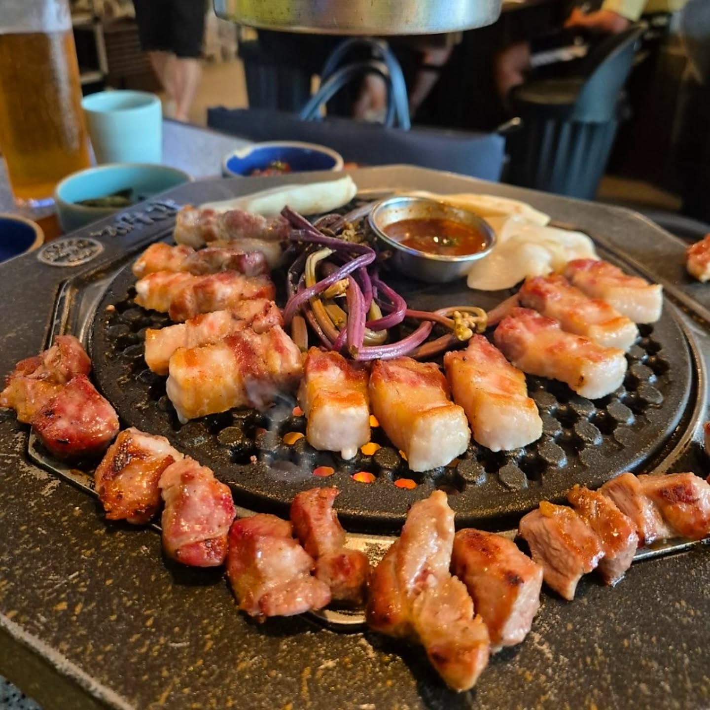 #협찬

⭐️제줏간 위례중앙광장점⭐️

제주도의 감성을 물씬 느낄 수 있는
인테리어와 신선한 고기
그리고 정말 맛있었던 짜장 볶음밥까지
아직도 기억나는데요 😁

성산소금구이 1개와 특삼겹살 2개를
주문했고 두툼만 삼겹살을 직원분이
직접 구워주셔서 고소하고 촉촉하게
고기를 맛볼 수 있었답니다.

겉은 바삭하고 속은 촉촉하게 구워져서
한입 베어물 때마다 육즙이 가득했어요!

특히 신메뉴인 성산소금구이는
육향이 제대로 느껴져서 정말 맛있었답니다😋

그리고 이곳에서 꼭 먹어봐야 할 메뉴 중 하나!

바로 블랙활화산 볶음밥입니다.

짜장소스에 쫀득한 고기가 들어있어
평소 짜장을 안 좋아하는
저도 맛있게 먹었어요!

깔끔하게 관리된 셀프바에서
밑반찬과 소스를 자유롭게 이용할 수 있어
더더욱 만족스러웠습니다.

고기를 좋아하는 분들이라면 꼭 한 번 들려보세요!