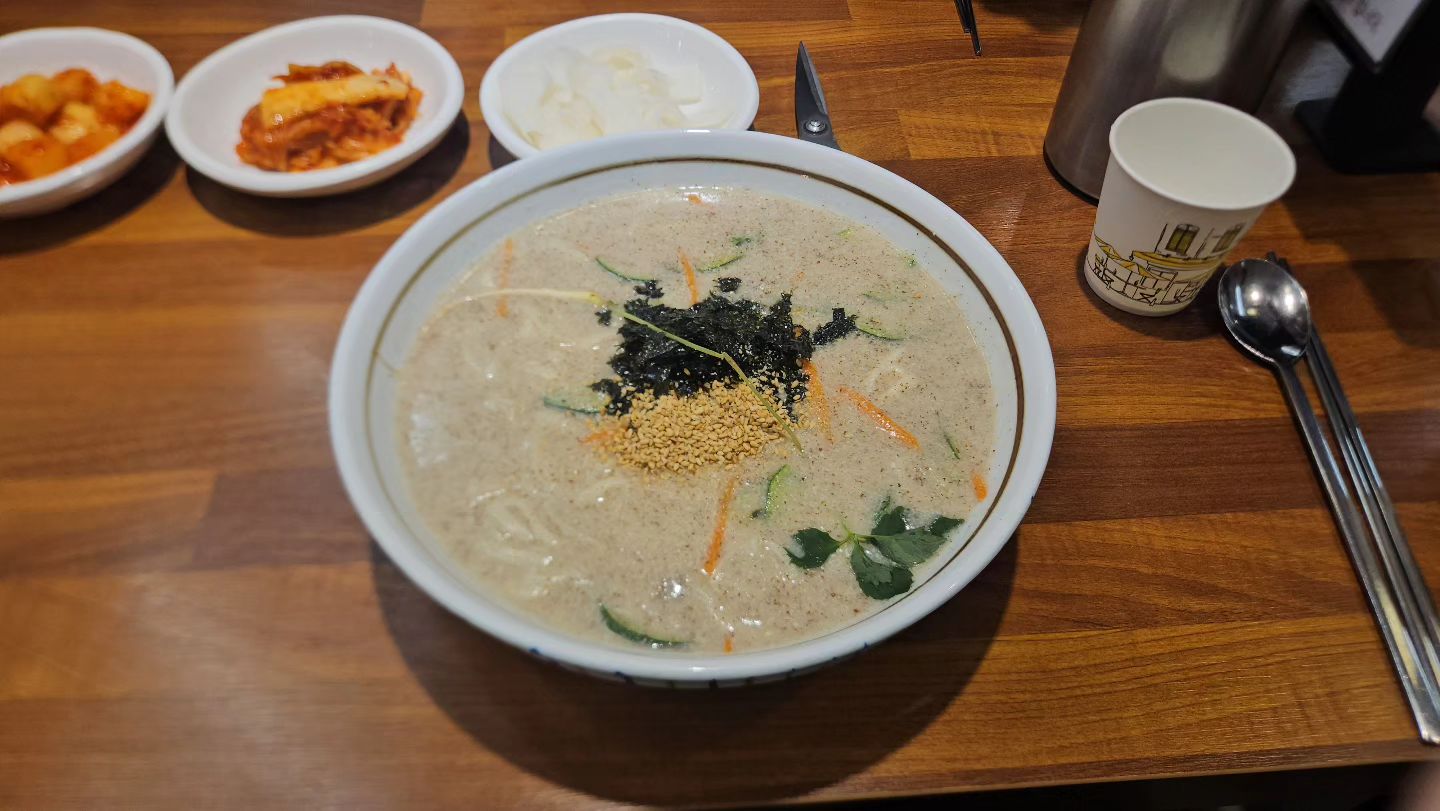 붓산 해운대 #고메밀면 
알고보니 들깨칼국수 맛집이었을지도..
맛있어서 기억하려고 인스타에 💿