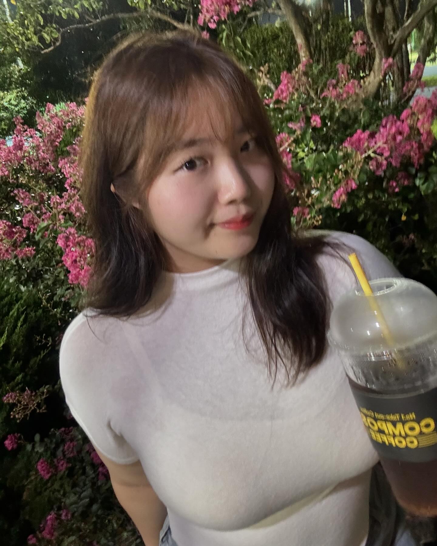 꽃 이쁘다! 하자마자 사진 찍어줄게 하는🎀 
덕분에 모든게 예뻤어