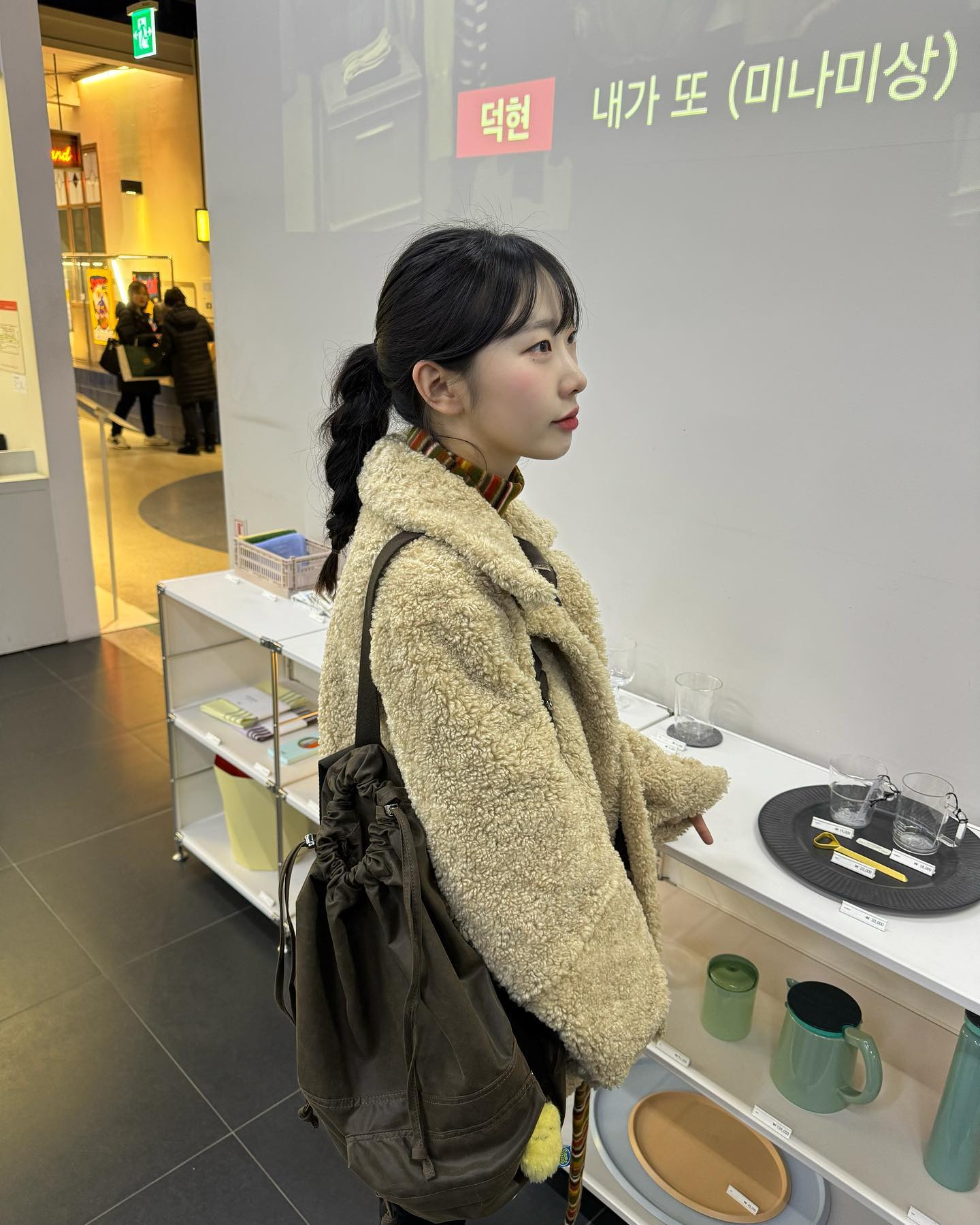 귀여운 가방 메고 이곳저곳 구경하다가 슬로우스테디클럽에서 오라리 데님 입어보고 언젠가 꼭 사야지 다짐했zi 😗