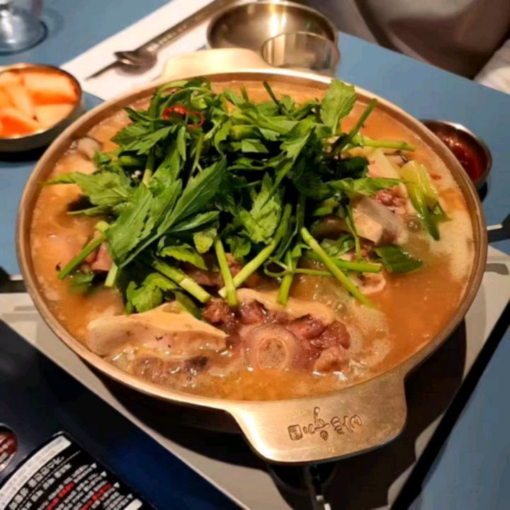 📌서울 강남 신논현역 맛집 <효은옥 본점>

회식 및 모임장소로 좋은 한식 다이닝 효은옥!

소의 다양한 부위들로 넣어 만든 다양한 한식 메뉴들이 많고 오직 효은옥에서만 볼 수 있는 시그니처 메뉴들까지✨️
몸 든든한 보양식 찾으신다면  효은옥 추천합니다👍

💡미리 룸 예약을 하신다면 좀 더 프라이빗한 공간에서 식사 가능해요🙂

📍소 꼬리찜
📍소 한마리탕
📍소 곱창전골
📍트러플 양념 목살전
📍딸기 하이볼, 참외 하이볼
📍프리미엄 막걸리

🔍영업정보
✔️연중무휴 11:00 ~ 23:00
✔️브레이크 타임 15:00 ~ 17:00
✔️점심 라스트 오더 14:00
✔️저녁 라스트 오더 22:00
🚩서울 서초구 사평대로 360 1층