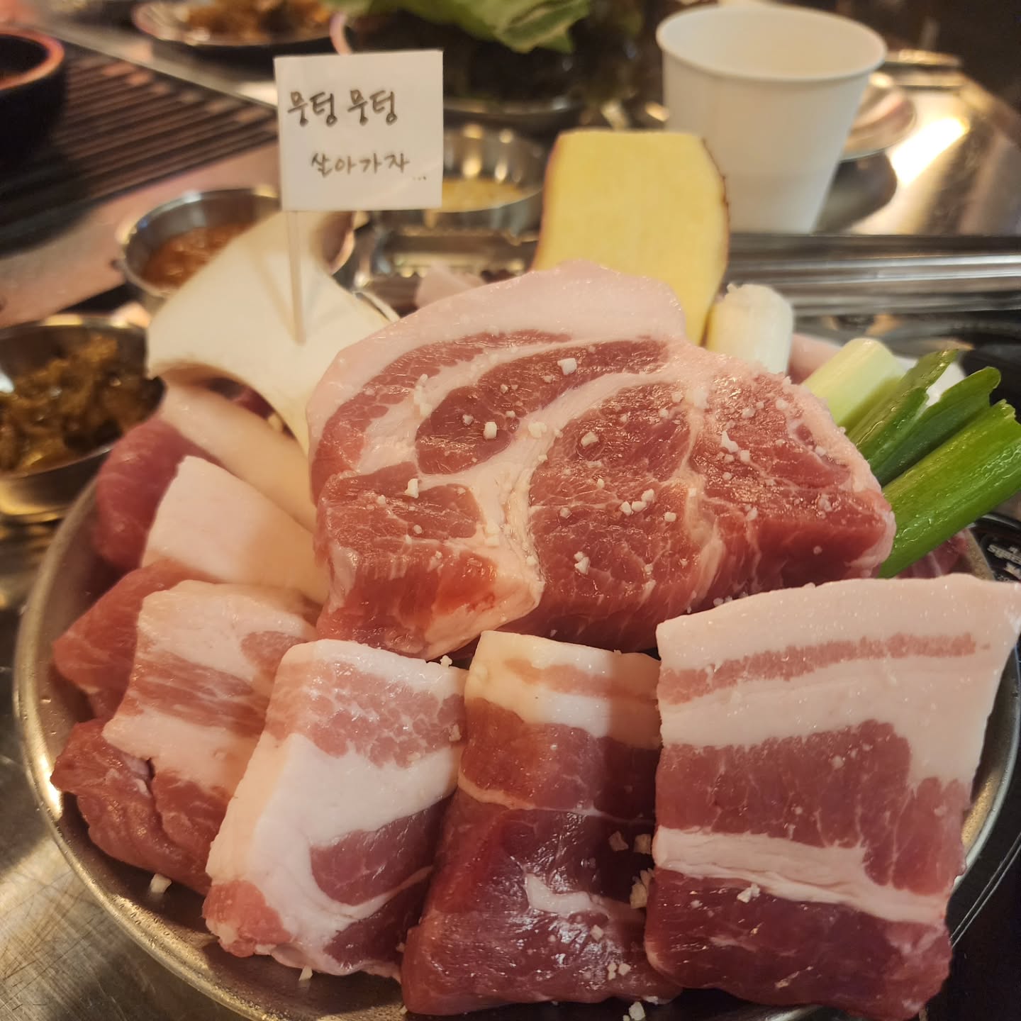 너무 맛있게 먹은 고기고기고기!!! 
두꺼운 고기에서 나오는 육즙이 완전 야들야들 부들부들 너무 맛있었어요 
나오는 찬들도 다 맛있고 처음에 부위설명과 구워주세요 
그리고 두부한모청국장 이거 너무 너무 맛있어요! 청국장만으로도 소주 한병은 그냥 뚝딱이드라고요 

▶️ 뭉텅 운정점
경기 파주시 청암로17번길 61 104호, 105호, 122호

아이들이랑 갔는데 너무 감사하게 아이들 음료수도 서비스로 주시고 머리끈이나 치실 가글 작은거 하나하나 신경쓴 부분도 너무 좋았고 친절친절 너무 기분 좋은 저녁이였습니다.

#운정고기집 #운정맛집