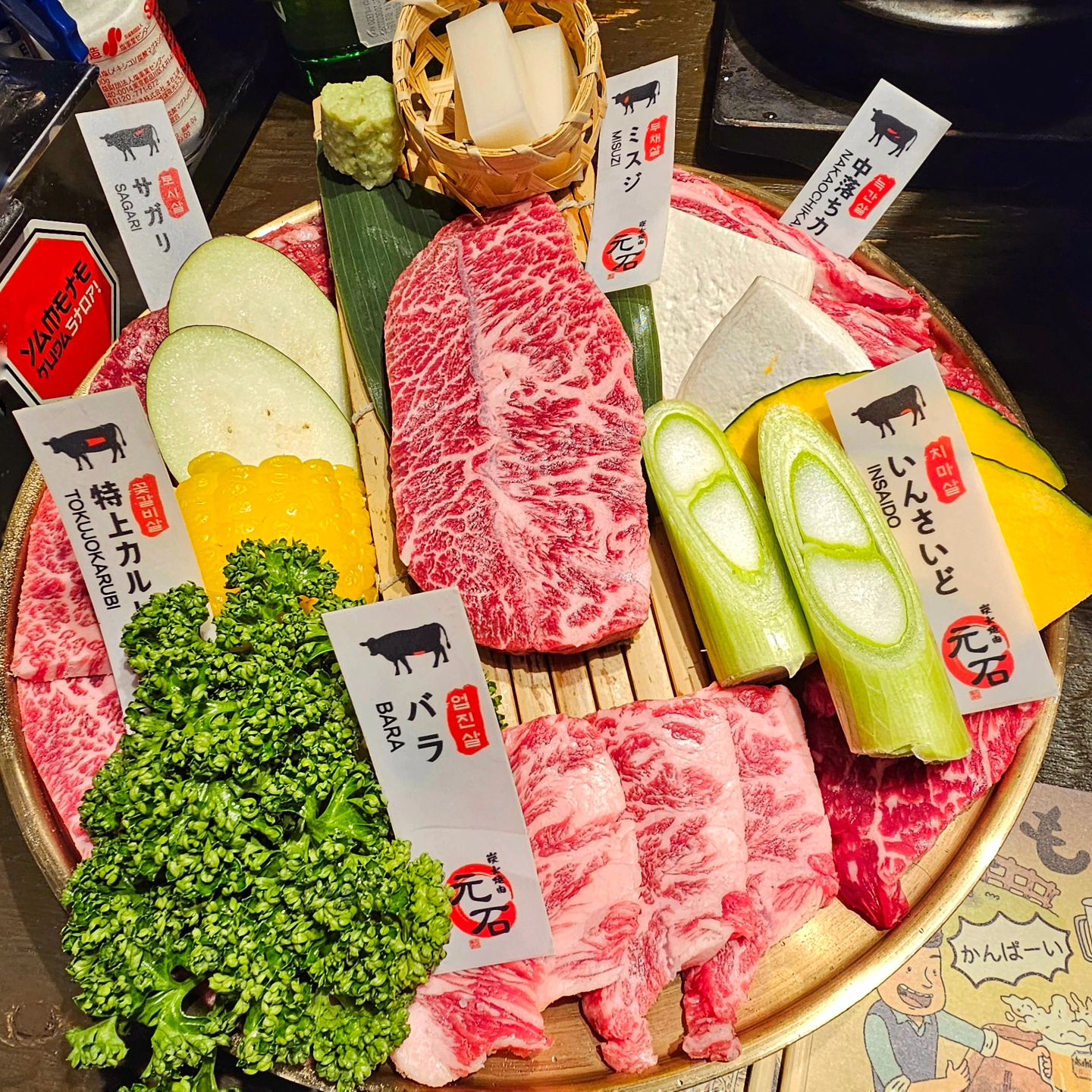 [청주] 일본 감성 낭낭한 야끼니꾸 맛집 🔥 [모토이시 청주점]

고기랑 간장소스에 찍어서도 먹구 
파김치랑 먹어도 너무 맛있음 ㅜㅜ

단호박이랑 옥수수도 구워서 먹고
떡도 구워서 꿀이랑 찍어먹으니까 너무 맛있어요

고기 종류도 엄청 다양했고
골라 구워먹는 재미도 있어서 너무 좋았음 😯

하이볼부터 사이드도 메뉴도 짱 많고 👍🏻
기본으로 나오는 순두부도 매콤 칼칼해서 최고 

미리 예약하면 주시는
서비스 육회도 존맛 이에요 ㅜㅜ 🔥

#모토이시청주점#모토이시#야끼니꾸#청주야끼니꾸맛집#소고기#청주야끼니꾸#청주맛집#청주시#충북#충북맛집#복대동#복대동맛집#충북맛집추천#청주#청주맛집#충북#대전#청주맛집추천#좋아요#오늘도묵지_청주#닭볶음탕#청주지웰시티맛집#지웰시티맛집추천#청주지웰시티#청주맛집추천#청주데이트코스#청주데이트#회식장소#청주모임
