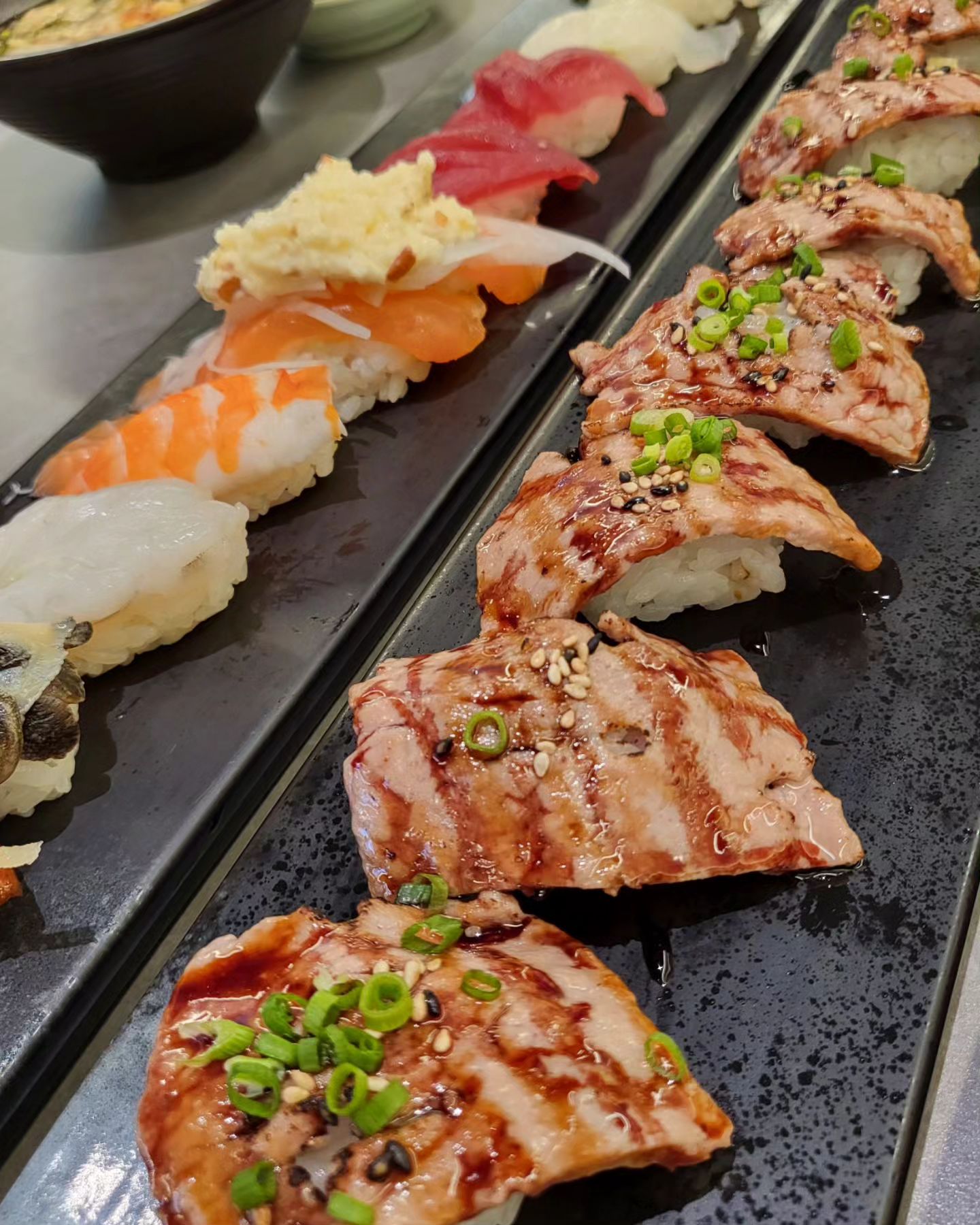 #협찬
🍣바른초밥 첨단점(bareunsushi_cheomdan )
광주 광산구 첨단중앙로152번길 6-33. 1층 
영업시간: 10:00~22:00 
/라스트오더  21:00
전화: 0507-1473-1306
주차: O

바른초밥 첨단점은 쌍암동 다이소 건물 뒤쪽 해안식당 맞은편에 있습니다. 첨단 맛집 바른초밥은 브레이크 타임 없이 운영하고 있어요! 낮술도 환영 한대요~
식전 스프로 달달한 단호박죽 입맛을 돋구기 좋았어요
초밥을 주문하면 우동 1인 1개 씩 나옴👍 특선초밥은 광어회, 연어, 생새우, 초새우, 소라, 장어 등등 싱싱하니 맛있어요~ 울딸은 유부초밥에 우동 맛있다고😆

#첨단초밥 #광주초밥
#첨단바른초밥
#자세한후기는블로그에