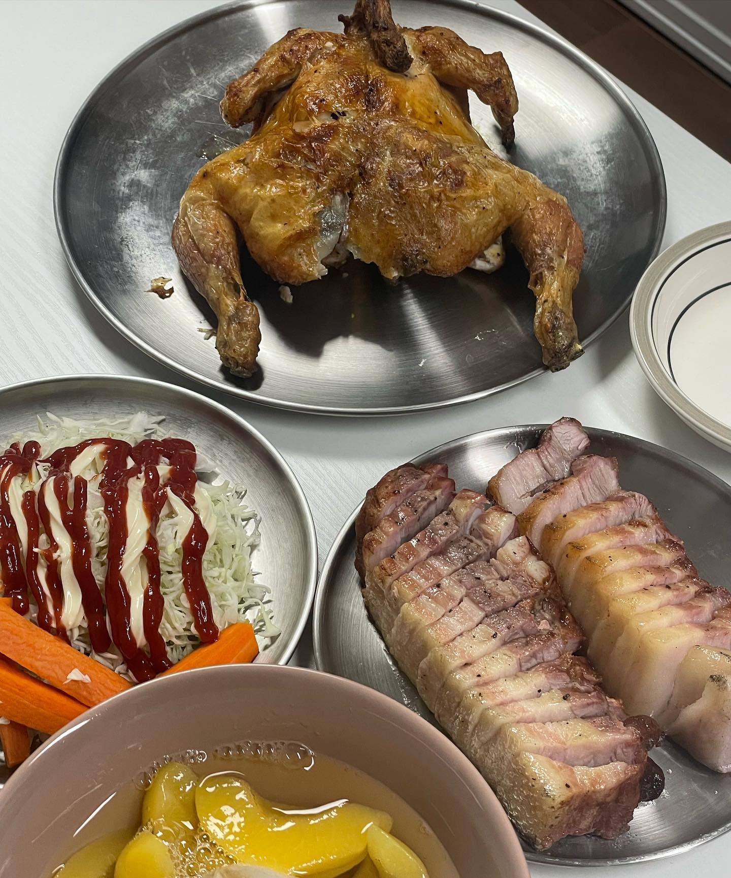 어느날 남편이 항아리삼겹살을 해보고싶다며...

1️⃣항아리에 구멍을 뚫고 2️⃣숯불을 피고 3️⃣고리에 삼겹살을 매달아 천천히 익혔어요 (열정 대단해🤦🏻‍♀️)

숯불향이 은은하게 나고 촉촉해서 평소 먹던 보쌈이랑은 다른 매력으로 맛있었어요🙃

오븐에 통닭도 구워서 같이 먹어줬어요🍗🥓

#항아리삼겹살 #오븐통닭 #남편요리 #집밥스타그램