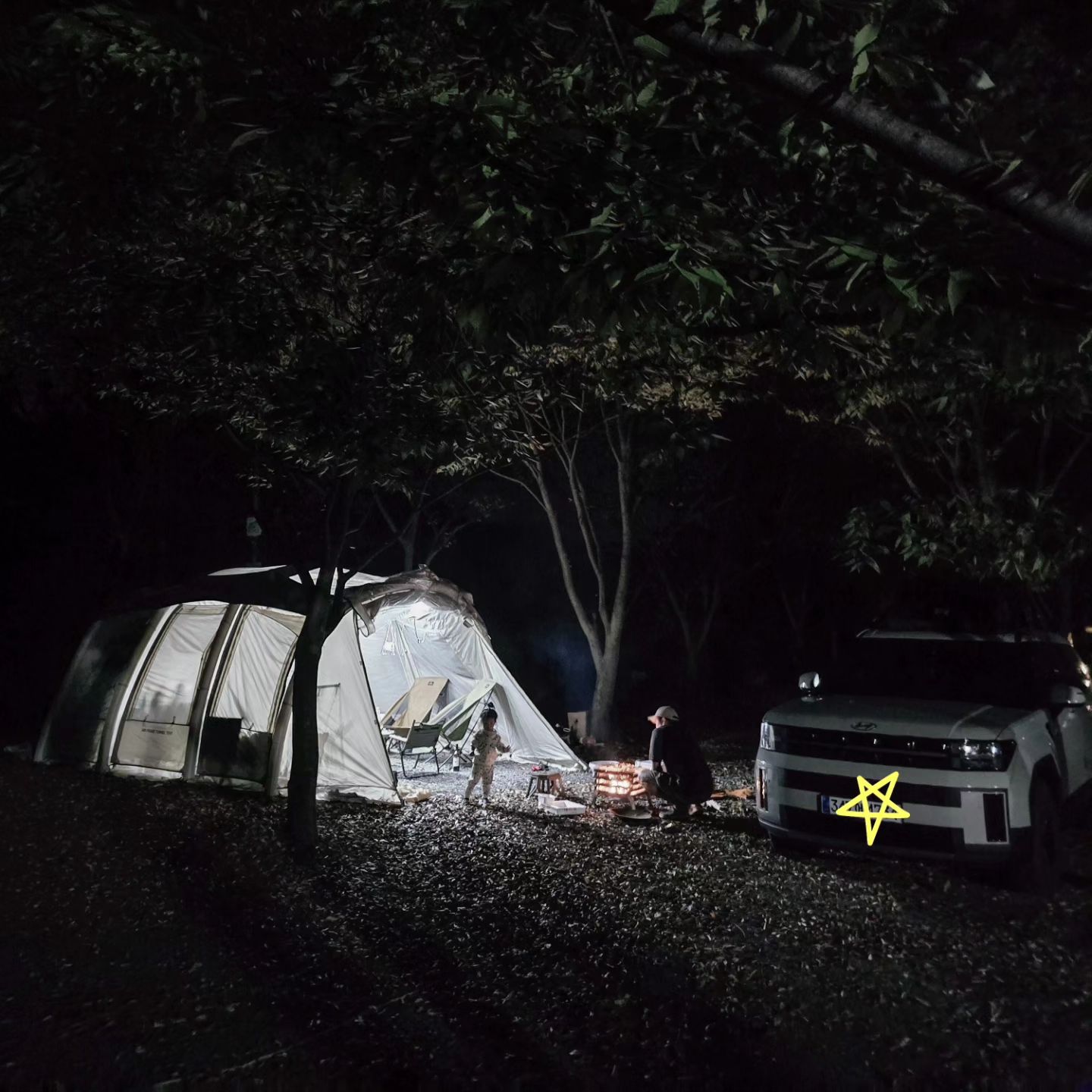 🏕
10.11
밀양 캠핑 2박3일 💚

급하게 날짜 정한거라
원하는 자리는 아니였지만,
양 옆 자리도 비었고 우리 가족끼리 넘 좋았음.👍

자꾸 최신장비를 사들이는 신랑과
캠핑에 리얼 참여하는 아들 덕분에 
텐트 다 태워먹을뻔 했지만 😝

네가족 진심 잘 지내다 옴💚

#가족캠핑 #네가족캠핑 #밀양캠핑 #부산근교캠핑 #남매스타그램 #jang1829