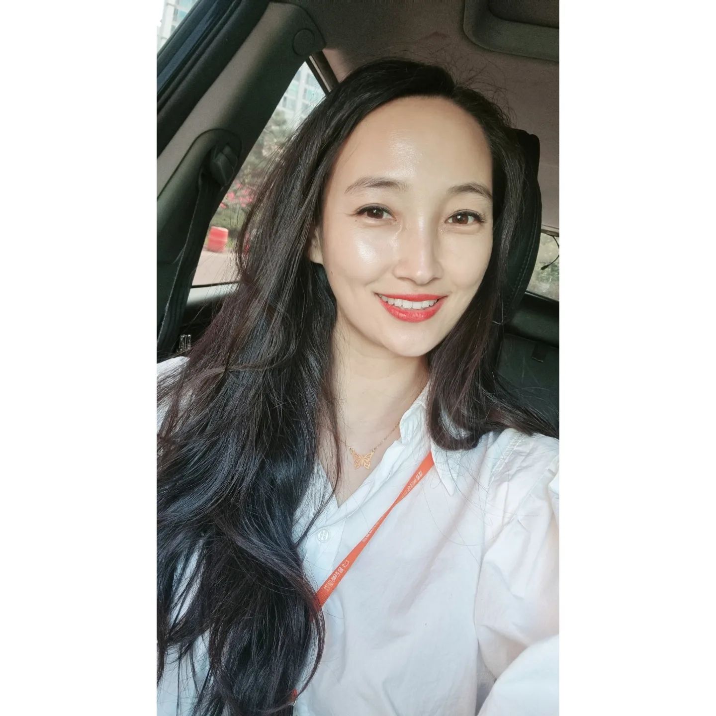 #미용실

코로나로 미용실 안 가면서 
기른 머리카락이 🤣🤣 허리까지ㅡ

다시 단발로 하고 싶네🙊

지난 주말 급예약으로 속눈썹하고
사진 찍으니 다른 사람이네😂😂

온 몸이 다 아파서 넘 힘든 하루
큰 딸 땜시 웃는다🥰

#일상스타그램 #딸과쇼핑전
#학교에서실내화떨어져서
#테이프감아서있었데
#테이프에구멍내서 #지비츠끼운데
#주말까지바쁘니후다닥
#운동화덕후 #실내화까지