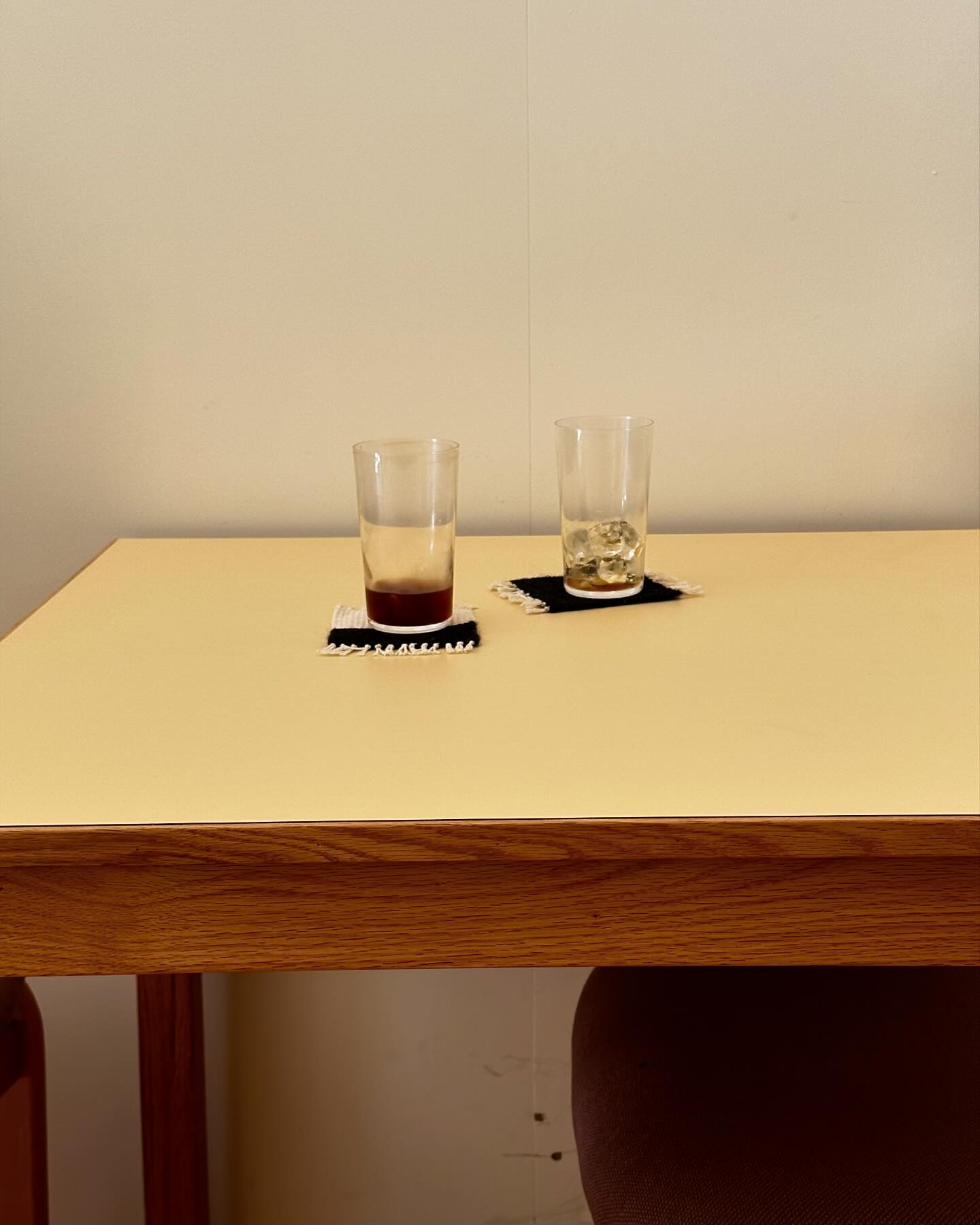 누군가의 흔적. ☕️ 그리고 그냥 기록하고싶은 하루 💛 와인 마시면서 한 주 마무리해야지 🥂