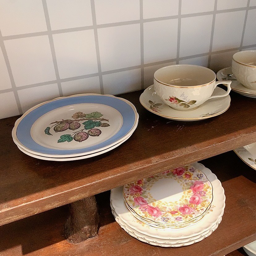 .
1 이 파란색 접시 판매용이면 샀다 / 설탕 뿌린 토마토용
2 오래된 건물이 주는 깊이가 얼마나 아름다운지
  그 시대로 흘러간 것 같은 잠깐의 햇살에 실려 온 미몽
3 잉어야, 나에게 행운을 가져다줘
4 팔로우 미~
5 버려진 모서리에 자리하는 이러한 장이 좋아
6 핵심1
7 핵심2 🪷🌷🪨🎭

.
#전시 #아름다운 #저너머의 #한국 #자개 #고미술품 #모르는한국
