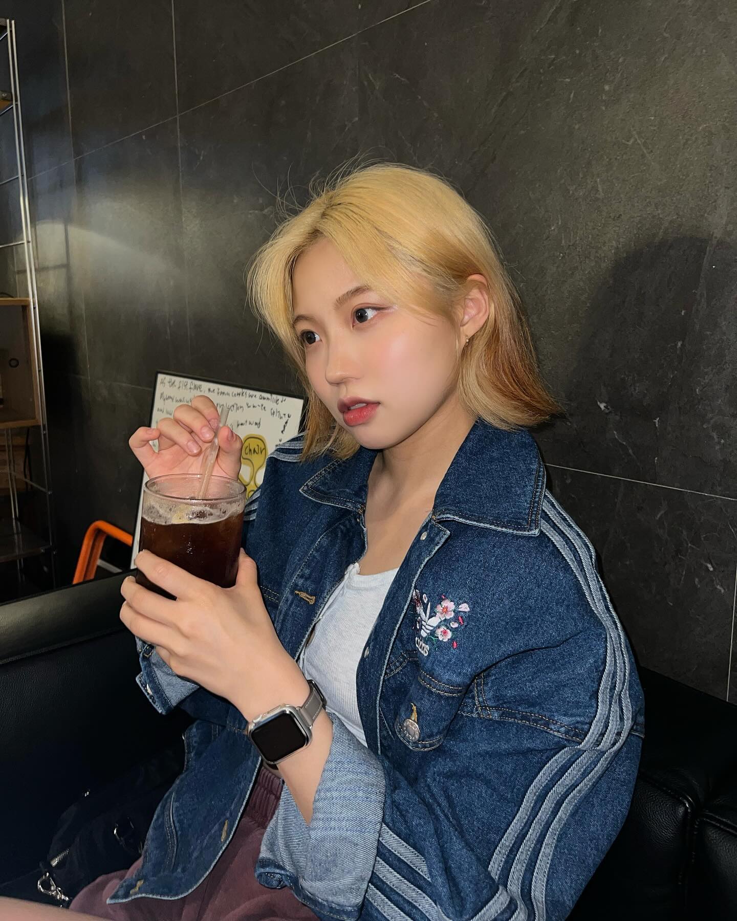 👩🏼