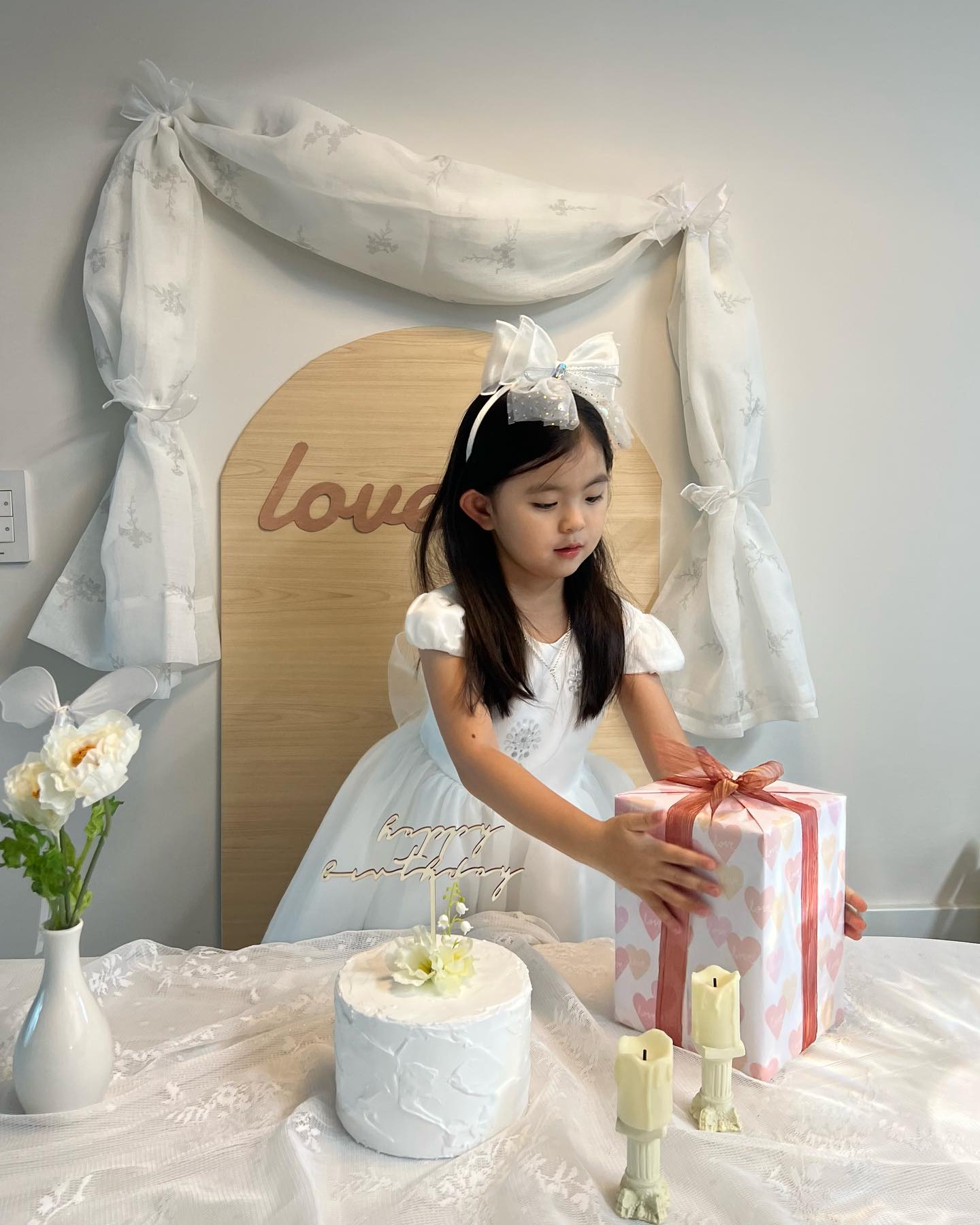 사룽하는 우리 수아 네번째 생일 !
이렇게 예쁘고 건강하게 자라줘서 고마워🫶🏻
엄마아빠를 더 멋지고 훌륭한 사람이 되게끔 노력하게 만드는 소중한 존재, 수아🤍
앞으로도 따뜻한 사람으로 잘자라줘🧁
말로 표현할 수 없을 정도로 많이 사랑해 🩷

생일축하해 !