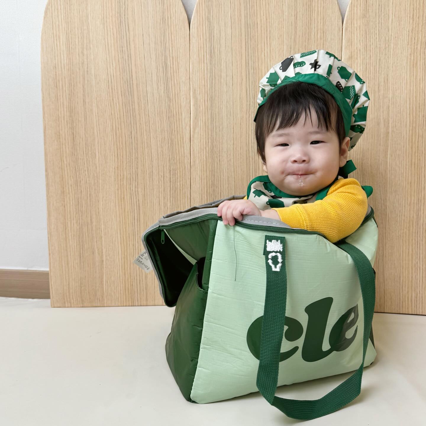 #제품제공 #푸드케어

하루도 드디어 #클레보냉샷 찍었어요💚
요즘 푸드케어 클레 이유식 하는 엄마들은 꼬옥 찍어야하는 보냉샷
아기가 들어갈 정도로 ’대용량 친환경 리유저블 보냉백‘
푸드케어 23주년 이벤트로 자연 그대로의 #폐플라스틱재활용 한
가방으로 최대 8-12시간 보관이 가능해서 여행용으로 제격 ෆ⸒⸒

오늘은 과연 어떤 클레 메뉴를 만나봤을까요?

바로 이번에 새로 출시한 ‘진심덮밥소스’ 랍니다!
생후 24개월부터 3살아이까지로 되어있지만! 5세도 좋아해요🙌🏻
짜장라면에 눈떠서 영양이 걱정이였는데
영양만점 맛도 만점 클레 짜장소스로 대신하니 걱정이 없어요💚

거기에 둘째는 옆에서 클레 떡뻥을 즐기는 중이라
저녁시간이 한결 조용해져서 엄마 혼자 둘 육아도 문제 없지요

#하브로클레로크는중
#5세식단 
#시판소스만세