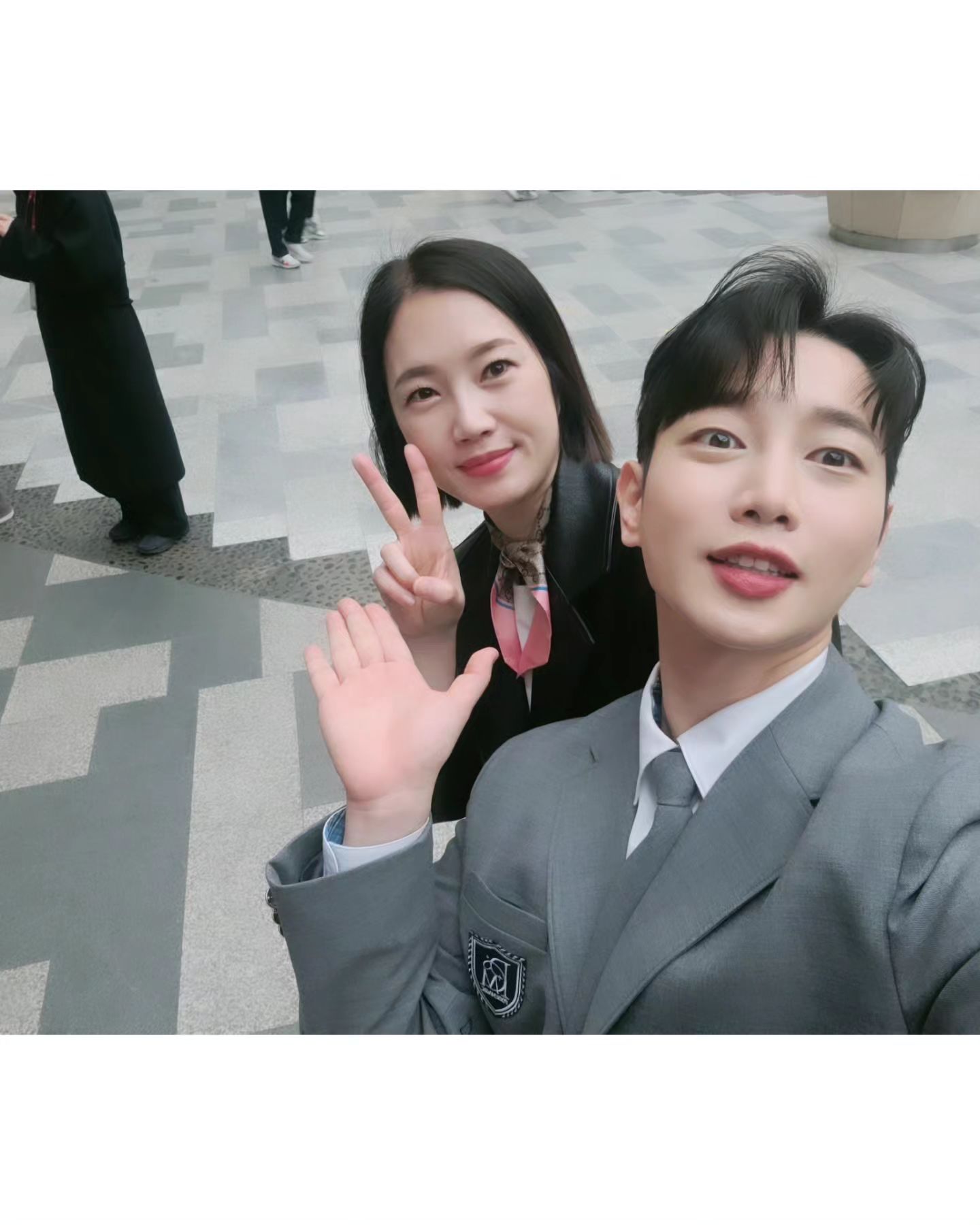 😄어제 이야기

강소완배우님과 교복촬영
happysmile_kang

매너짱👍
현장분위기도 즐겁게 해주시고🤗

매너다리로 사진도 찍어주시고
메이크업수정도 받으시고

너무 감사합니다 

🫠앞으로의 행보에 늘 응원하겠습니다 

#메이크업우쌤
#화보촬영
#교복촬영
#너무잘생기셨음
#매너짱 
#매너다리